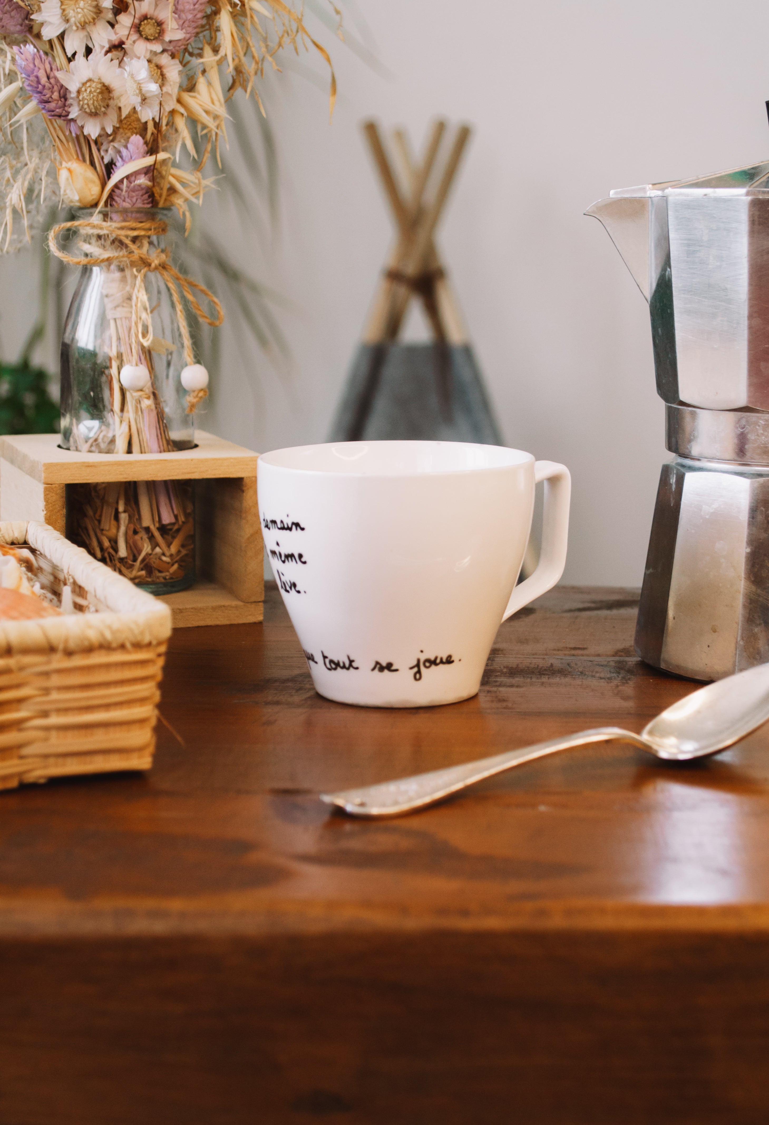 Tasse "On s'inquiète pour demain alors qu'on n'est même pas sûr qu'il se lève. Alors vis, fonce. C'est aujourd'hui que tout se joue". - sous le sable design - grisbleu