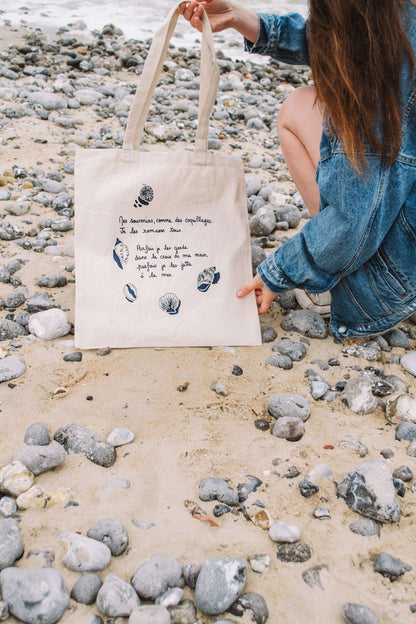 Tote bag illustré "Mes souvenirs comme des coquillages" - Grisbleu - sous le sable design - grisbleu