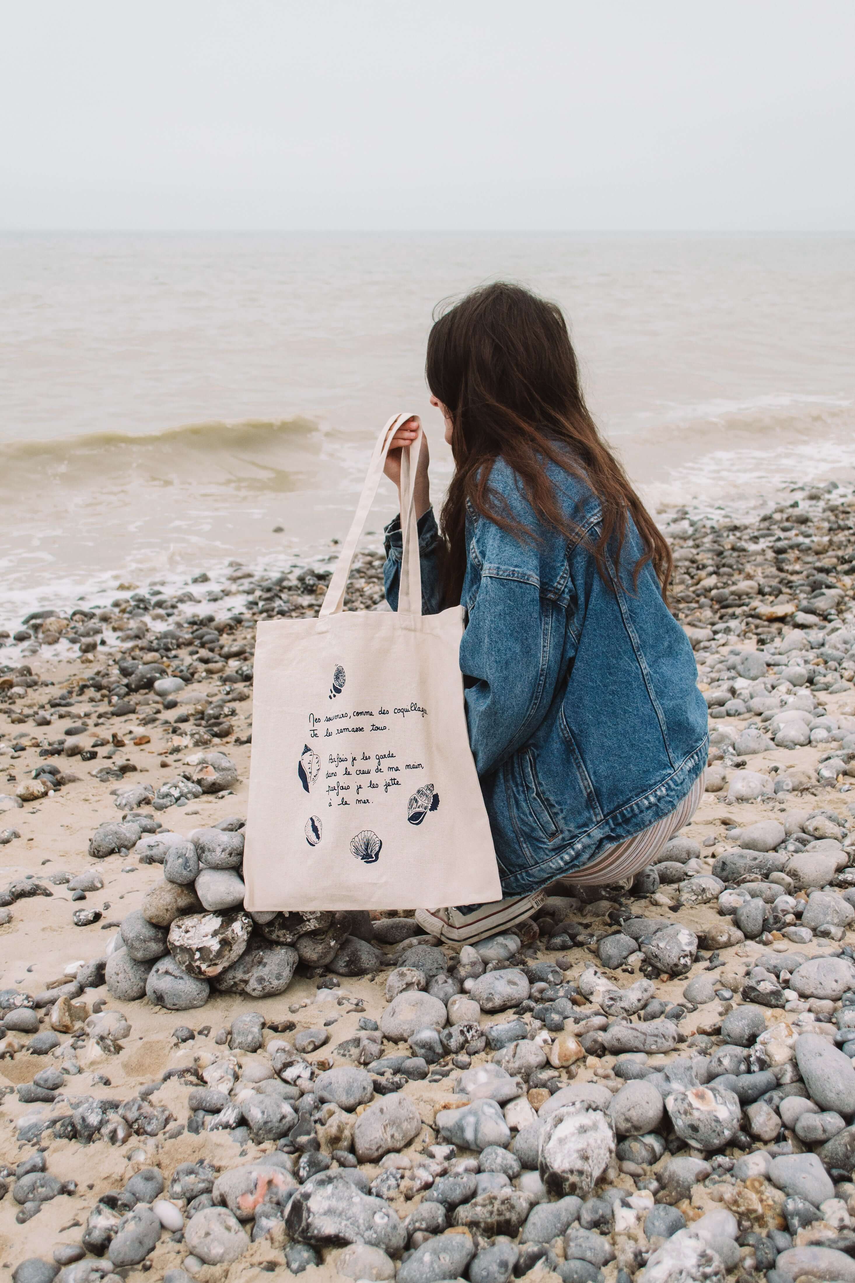 Tote bag illustré "Mes souvenirs comme des coquillages" - Grisbleu - sous le sable design - grisbleu