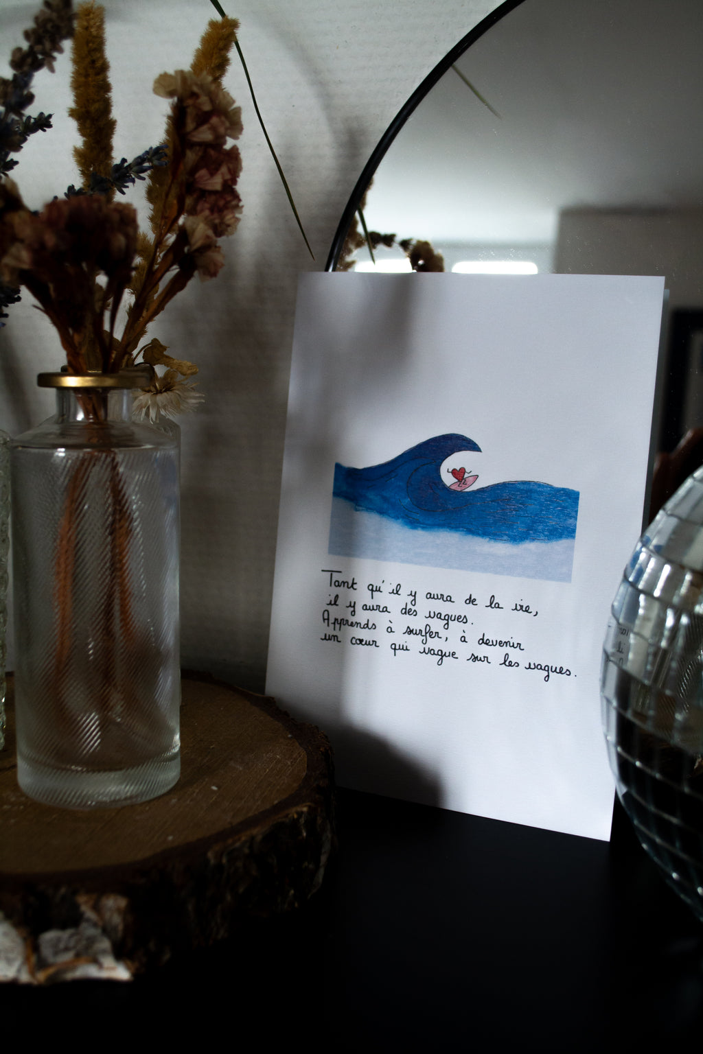 Dessin coeur qui surfe sur vague de la vie