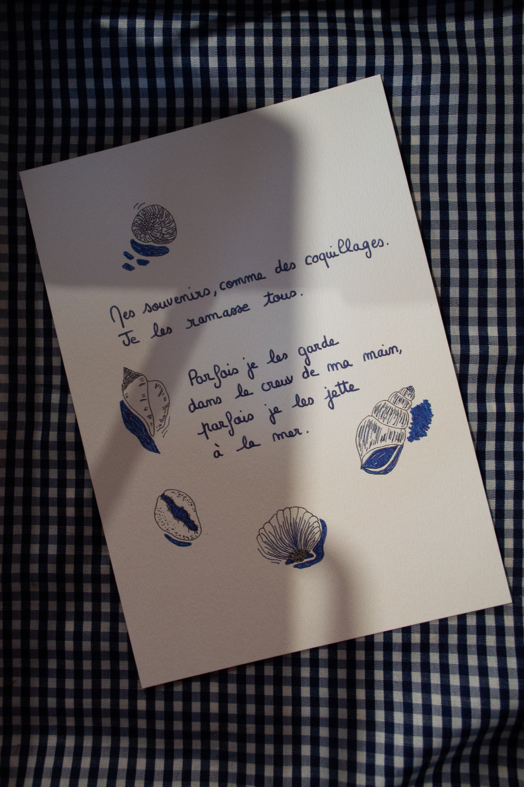 Affiche poétique : "Mes souvenirs, comme des coquillages" - Grisbleu - sous le sable design - grisbleu