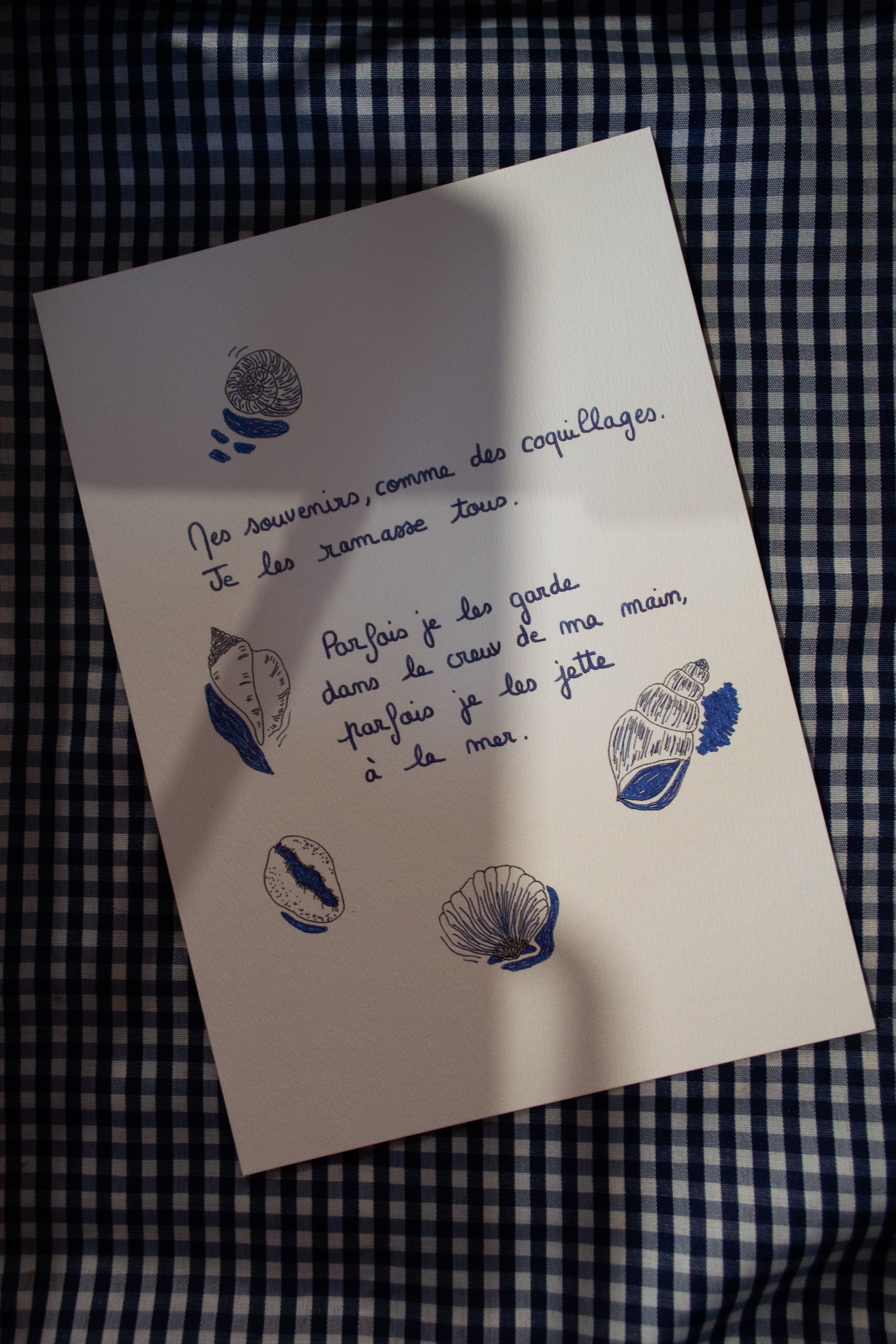 Affiche poétique : "Mes souvenirs, comme des coquillages" - Grisbleu - sous le sable design - grisbleu