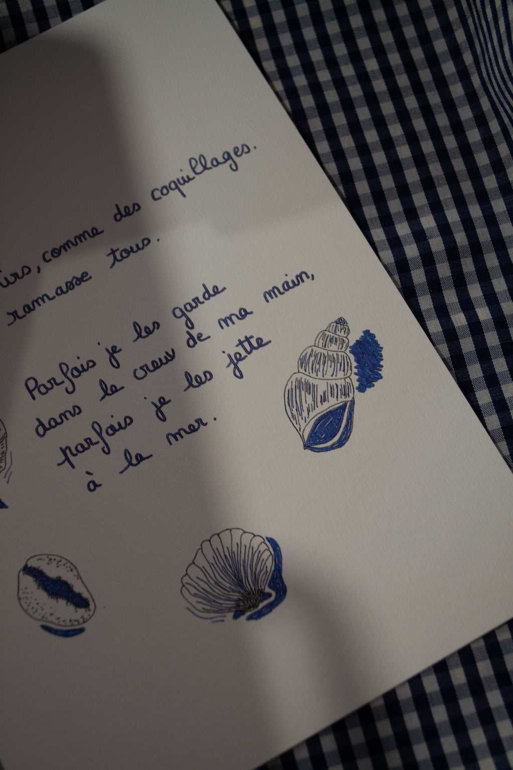 Affiche poétique : "Mes souvenirs, comme des coquillages" - Grisbleu - sous le sable design - grisbleu