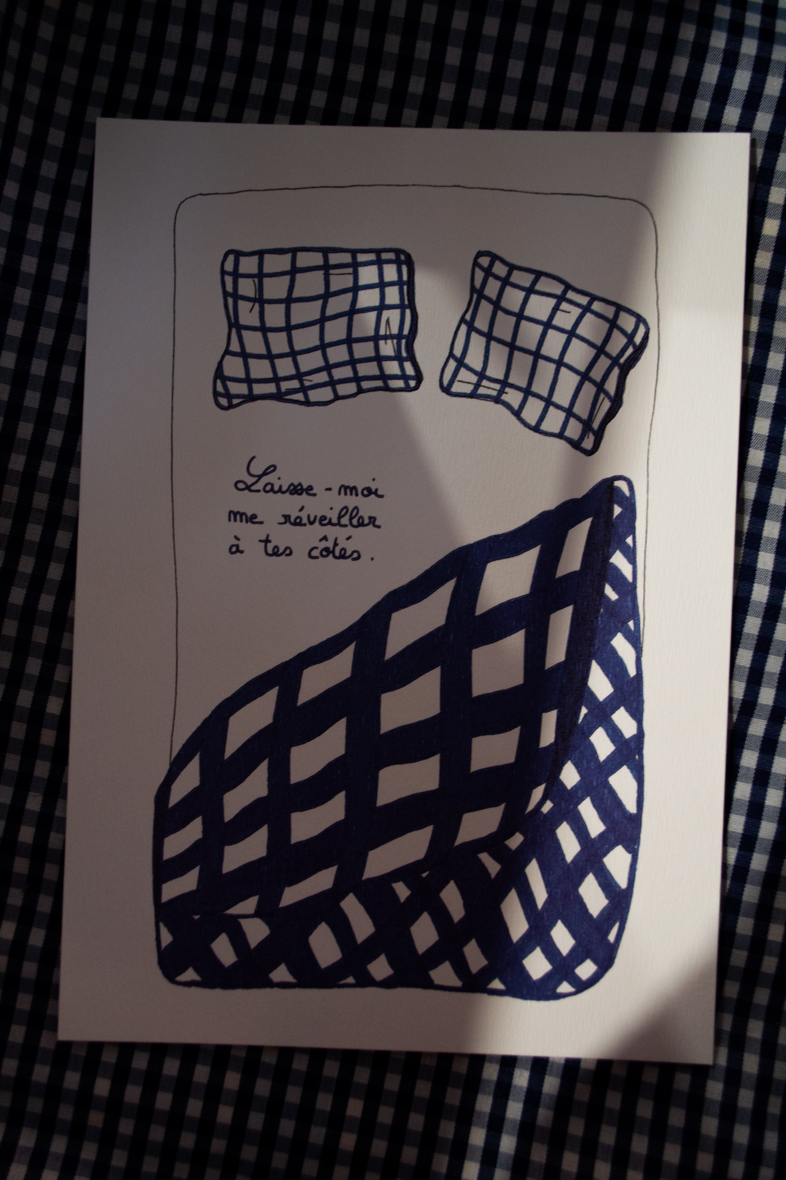 Affiche poétique "Laisse-moi me réveiller à tes côtés" - Grisbleu - sous le sable design - grisbleu