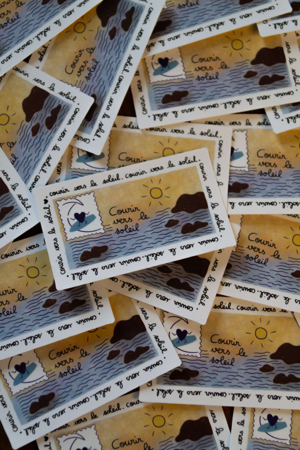 Plein d'autocollants de coeurs qui surfent sur une planche et une phrase "courir vers le soleil"