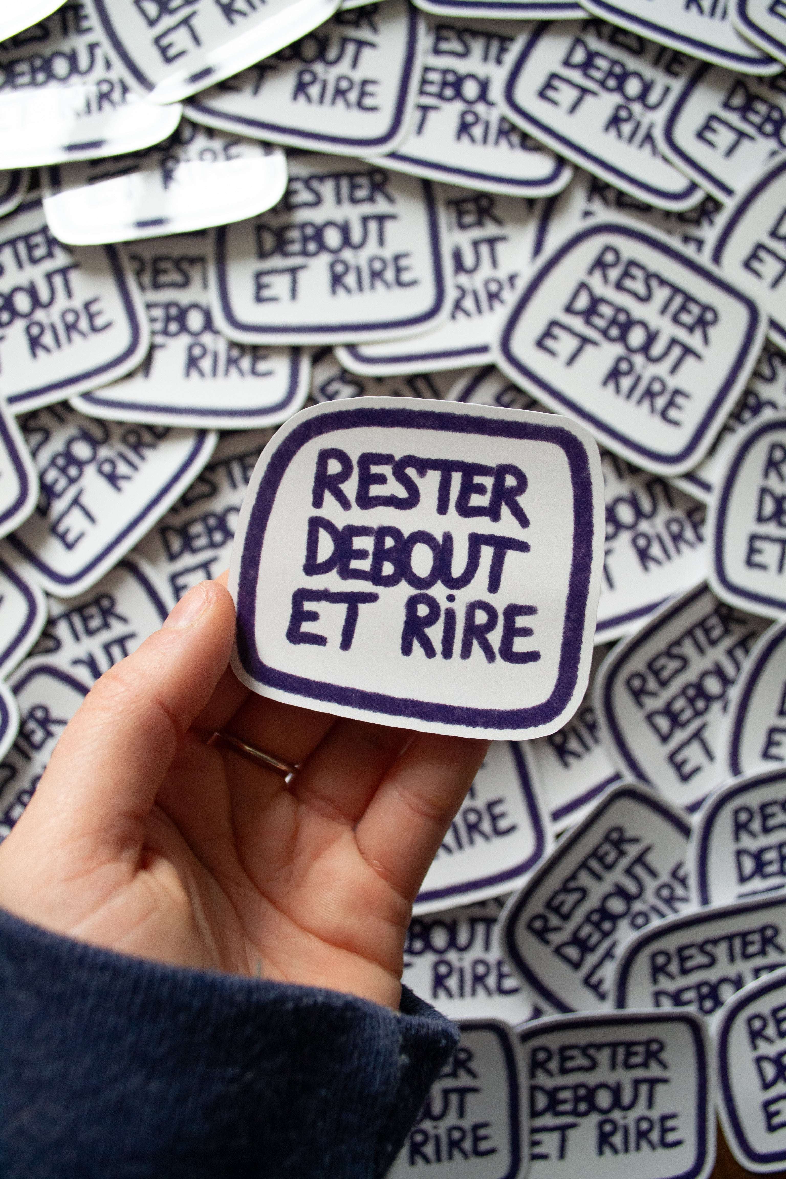 Stickers "RESTER DEBOUT ET RIRE" - sous le sable design - grisbleu