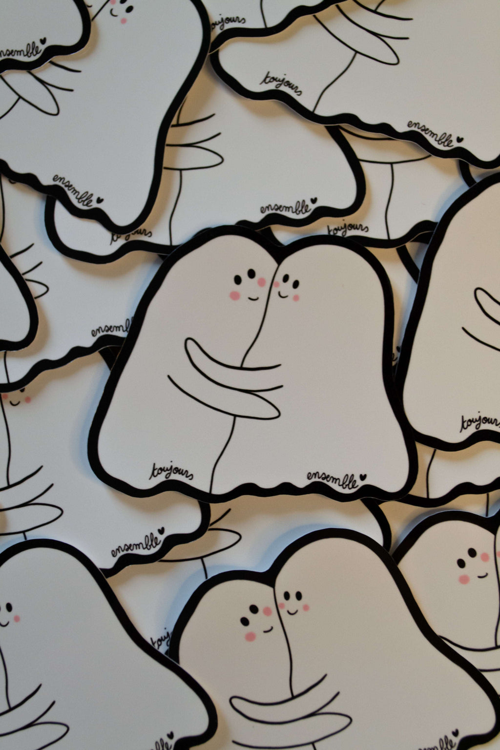 autocollant de deux petits fantômes qui se font un câlin et la phrase "toujours ensemble"