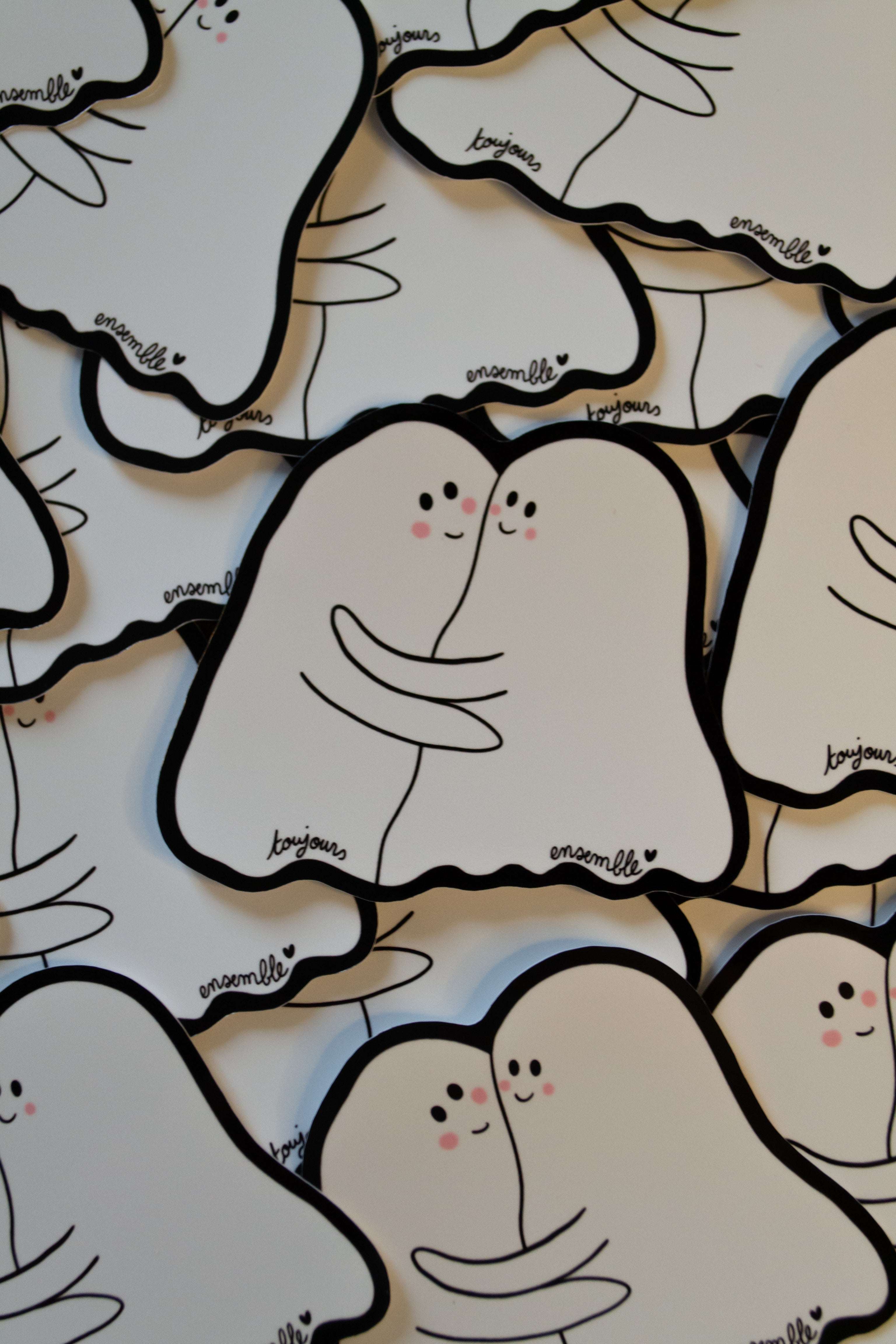 autocollant de deux petits fantômes qui se font un câlin et la phrase "toujours ensemble"