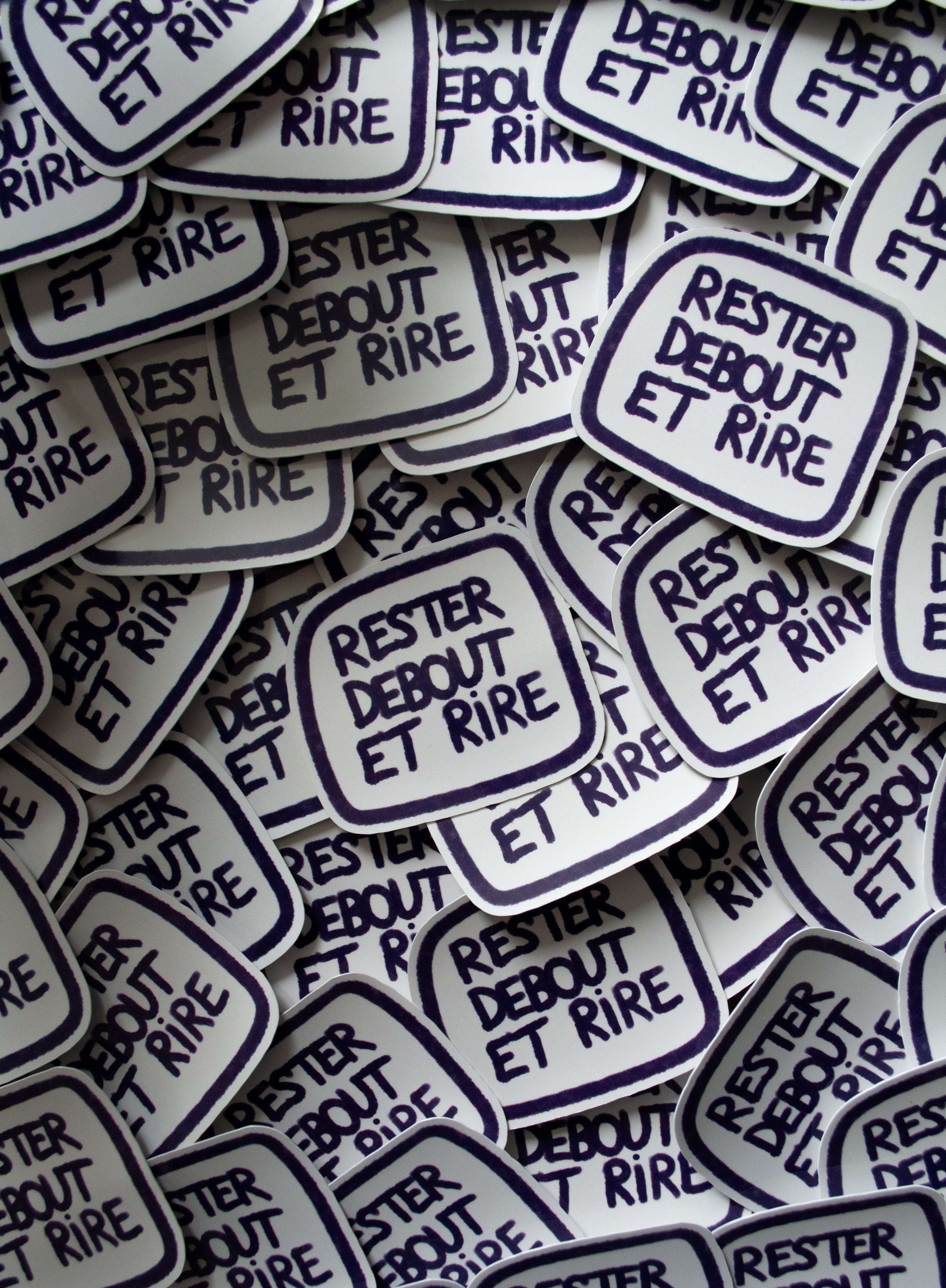 Stickers "RESTER DEBOUT ET RIRE" - sous le sable design - grisbleu