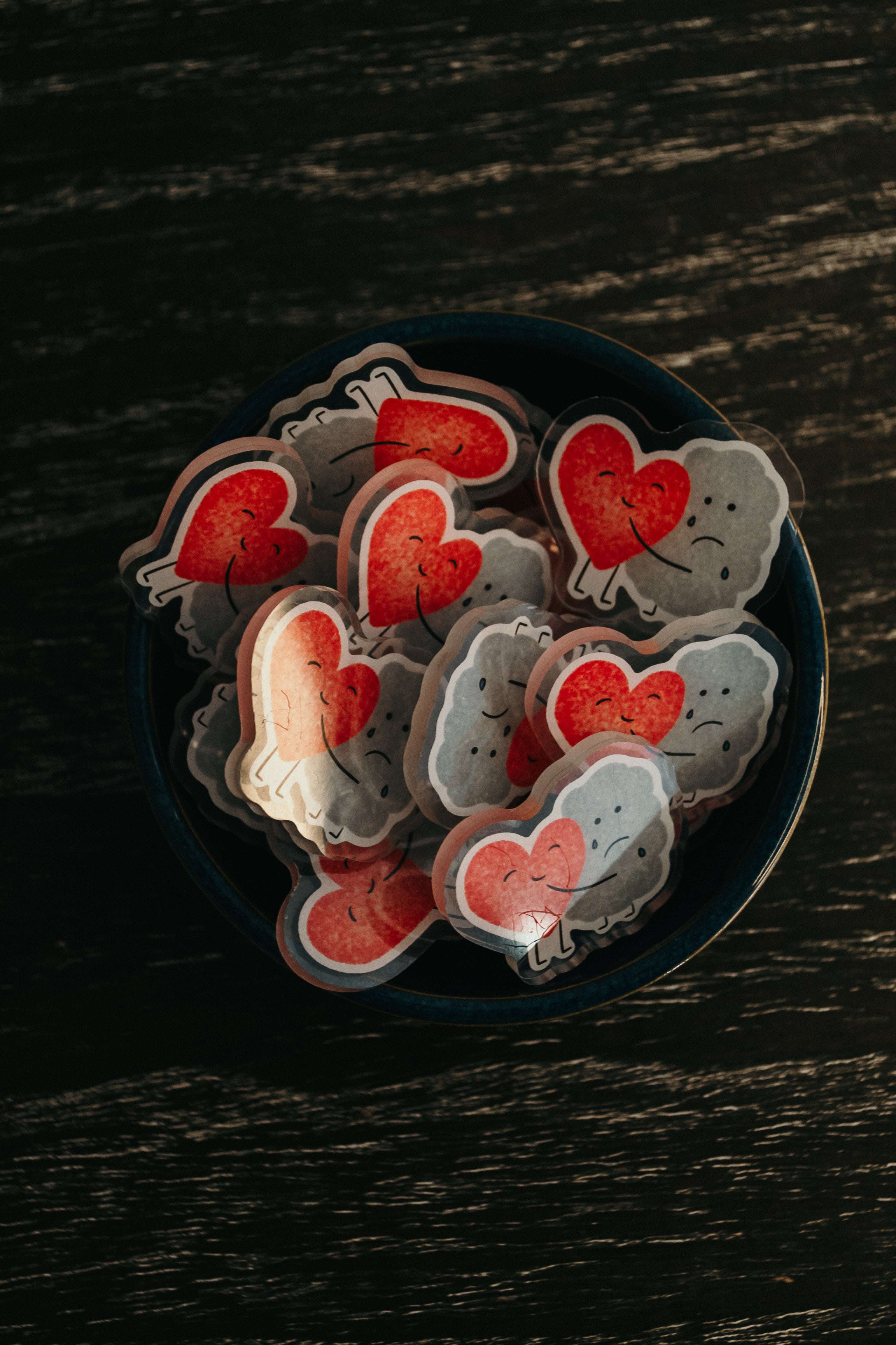 Pot rempli de badges "coeur nuage" de Grisbleu 