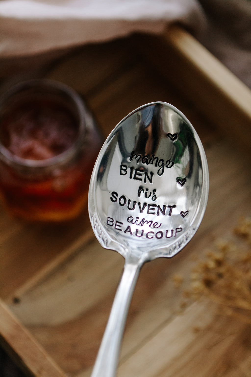 Cuillère "mange bien ris souvent aime beaucoup" - sous le sable design - grisbleu