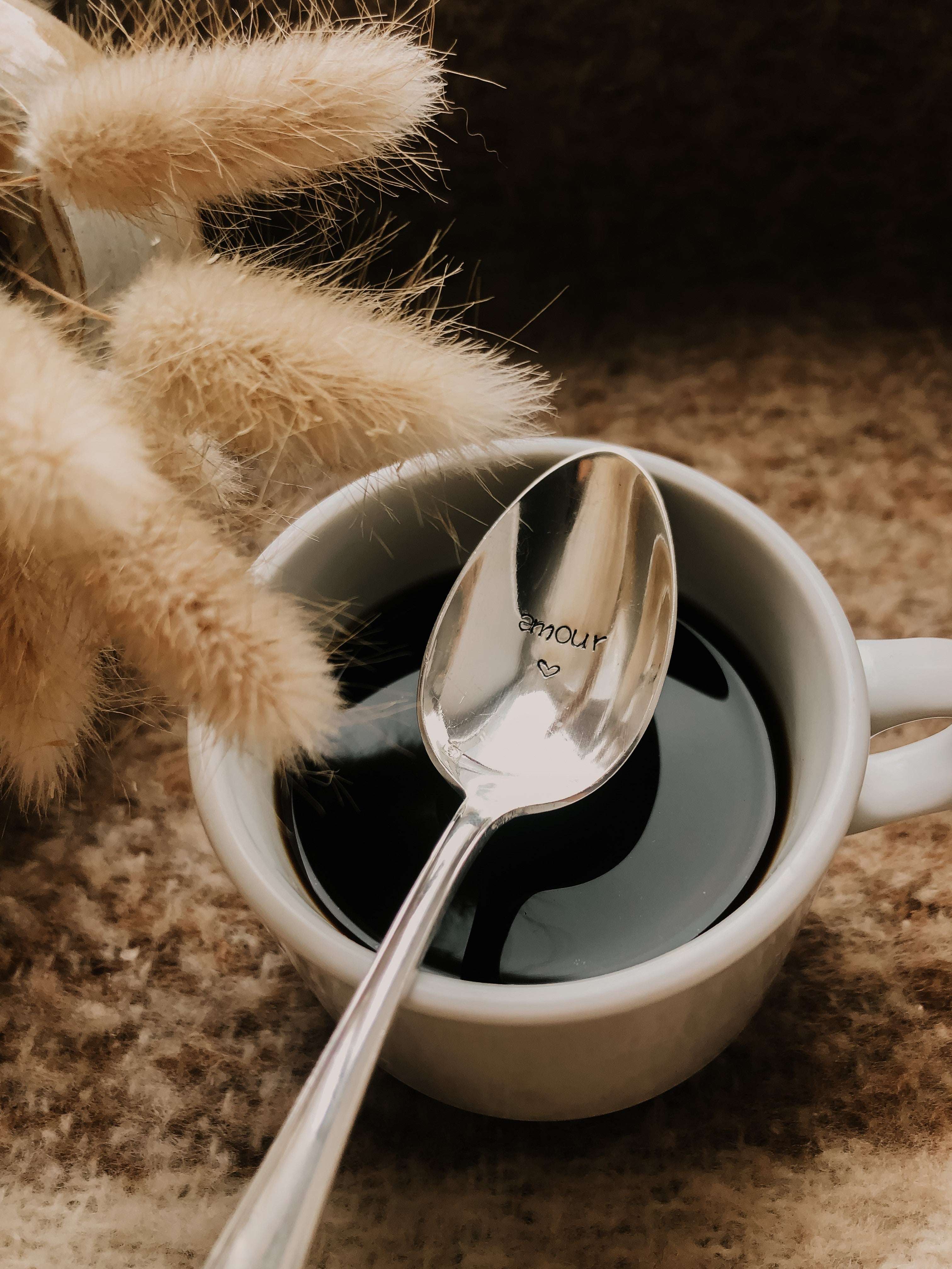 Cuillère à café gravée à la main - amour - sous le sable design - grisbleu