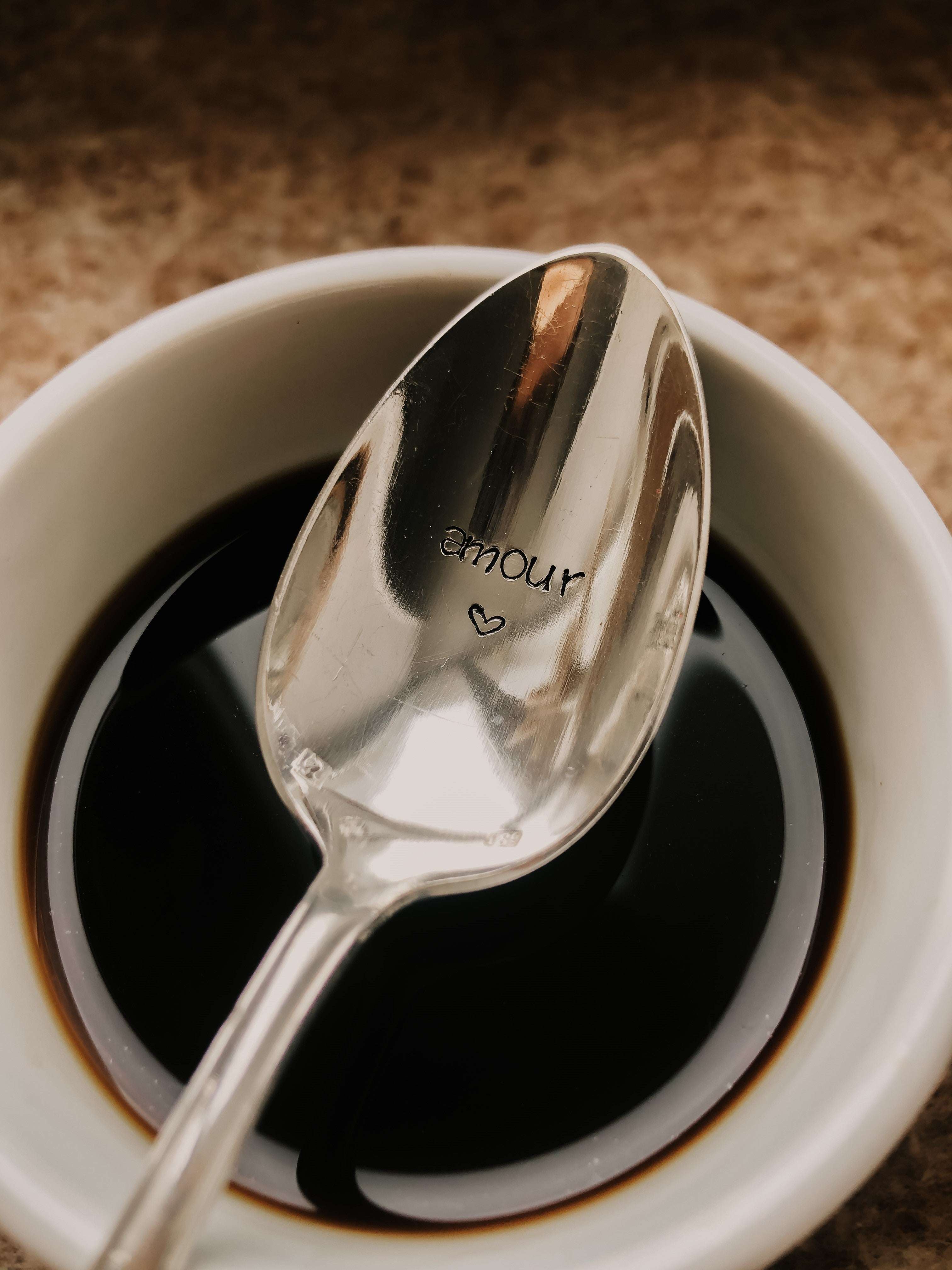 Cuillère à café gravée à la main - amour - sous le sable design - grisbleu