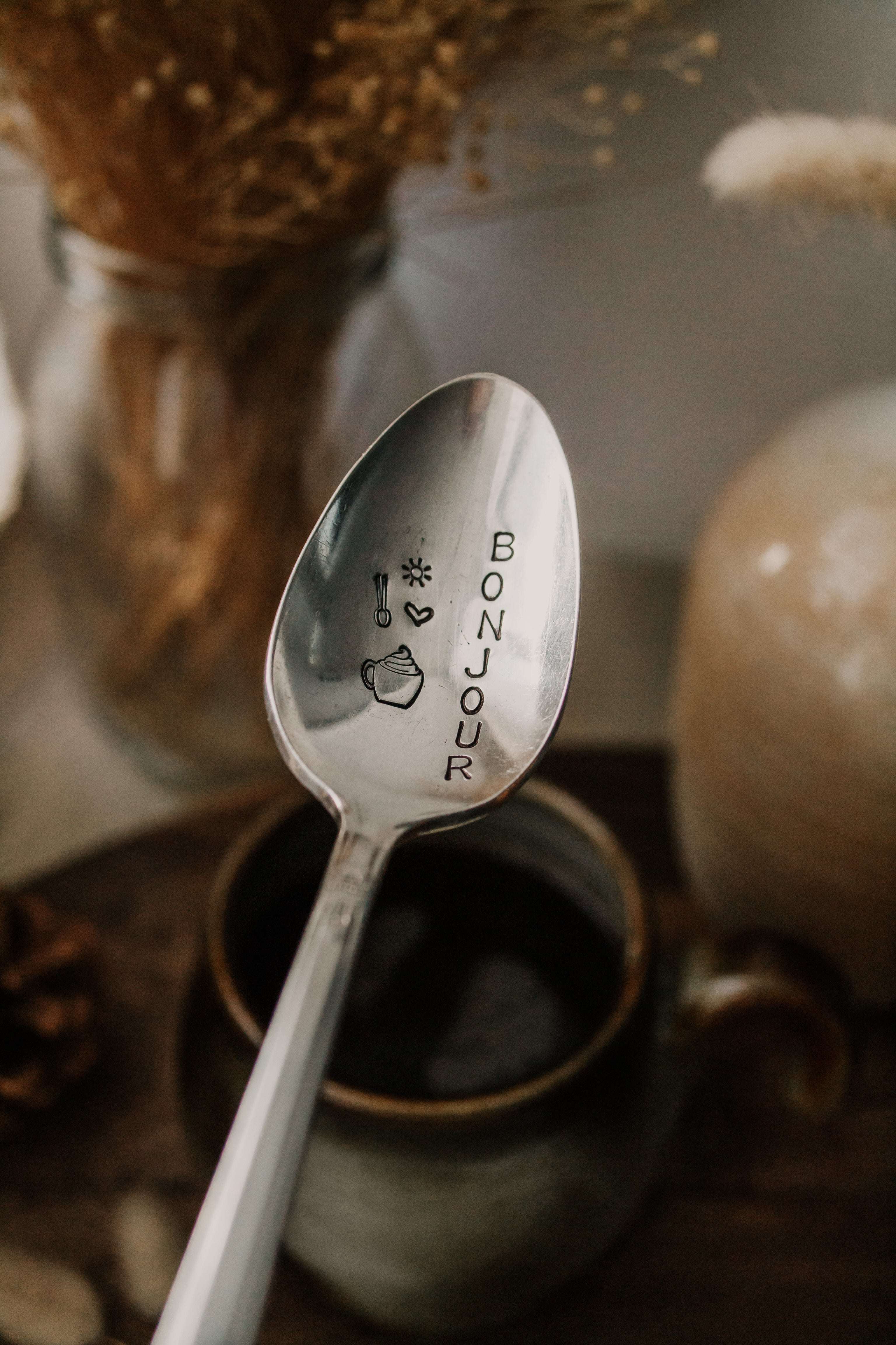 Cuillère "B O N J O U R" - sous le sable design - grisbleu