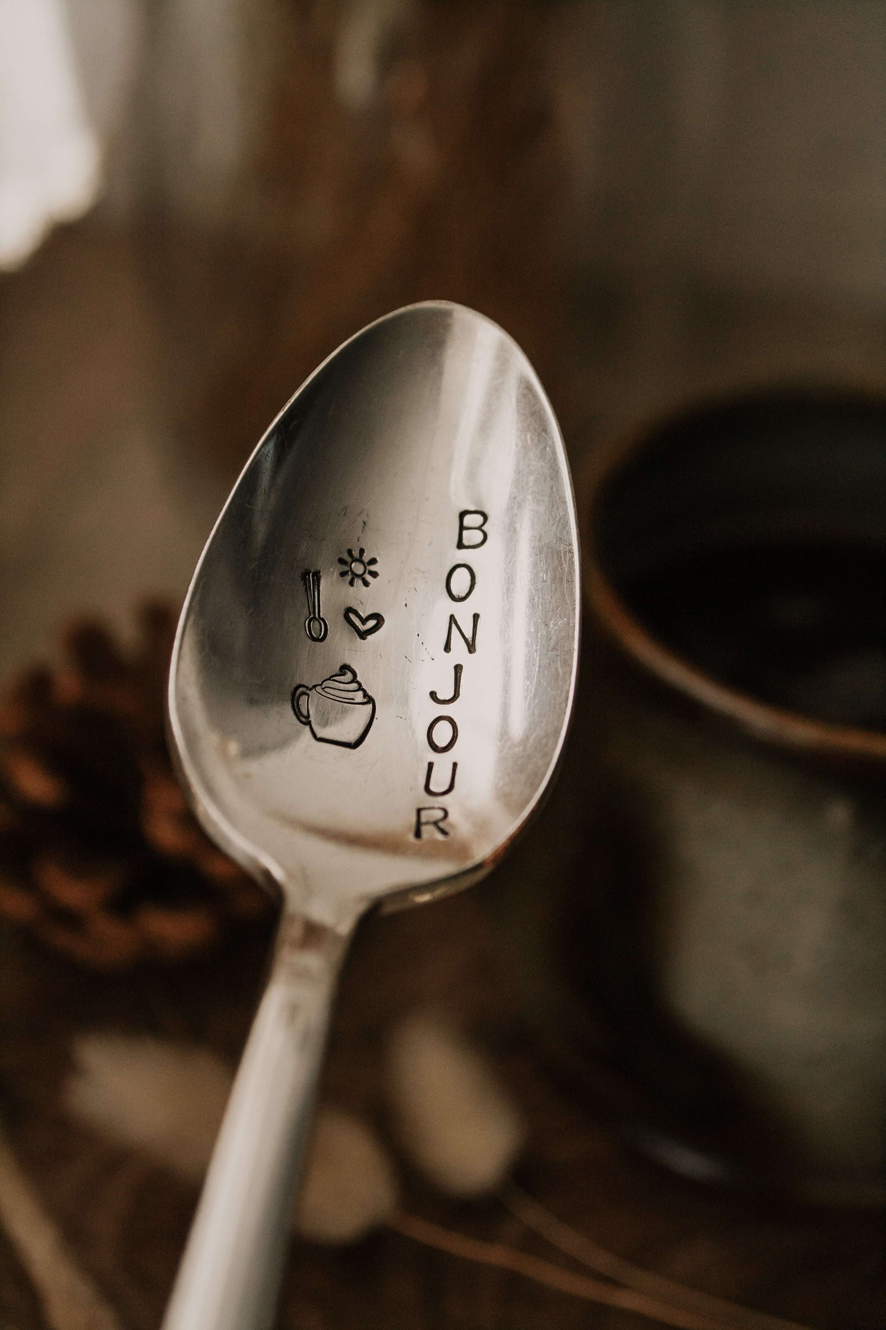 Cuillère "B O N J O U R" - sous le sable design - grisbleu