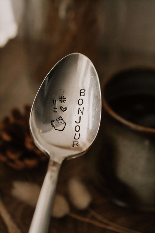 Cuillère "B O N J O U R" - sous le sable design - grisbleu