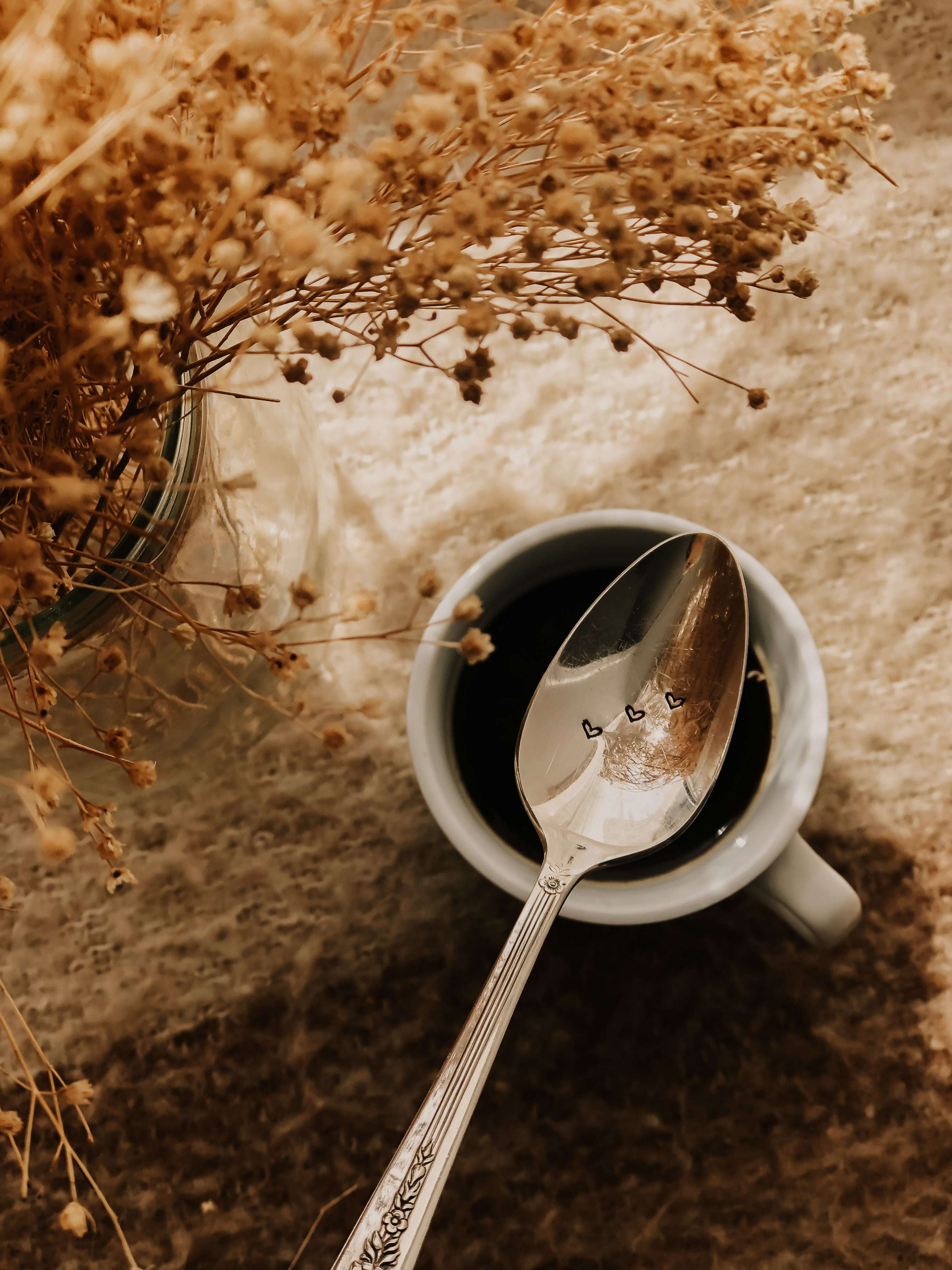 Cuillère à café gravée à la main -Petits cœurs - sous le sable design - grisbleu