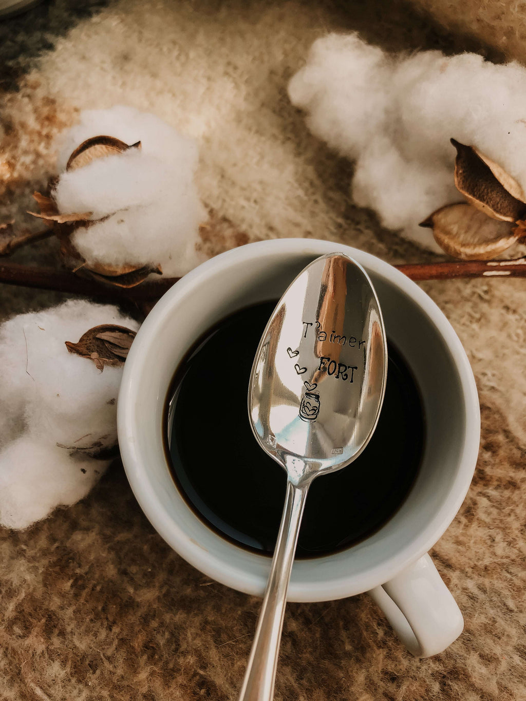 Cuillère à café gravée à la main "t'aimer fort" dans une tasse à café 