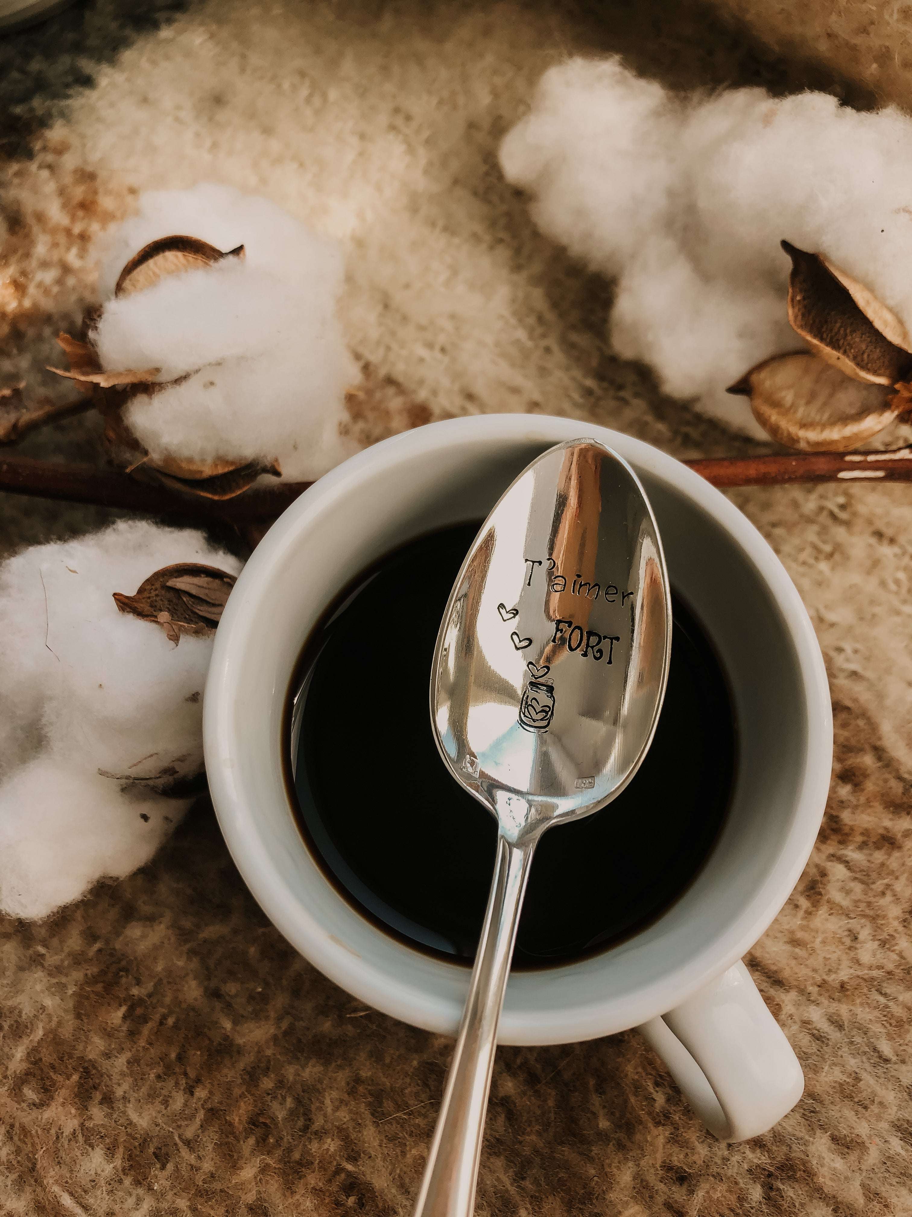 Cuillère à café gravée à la main "t'aimer fort" dans une tasse à café 