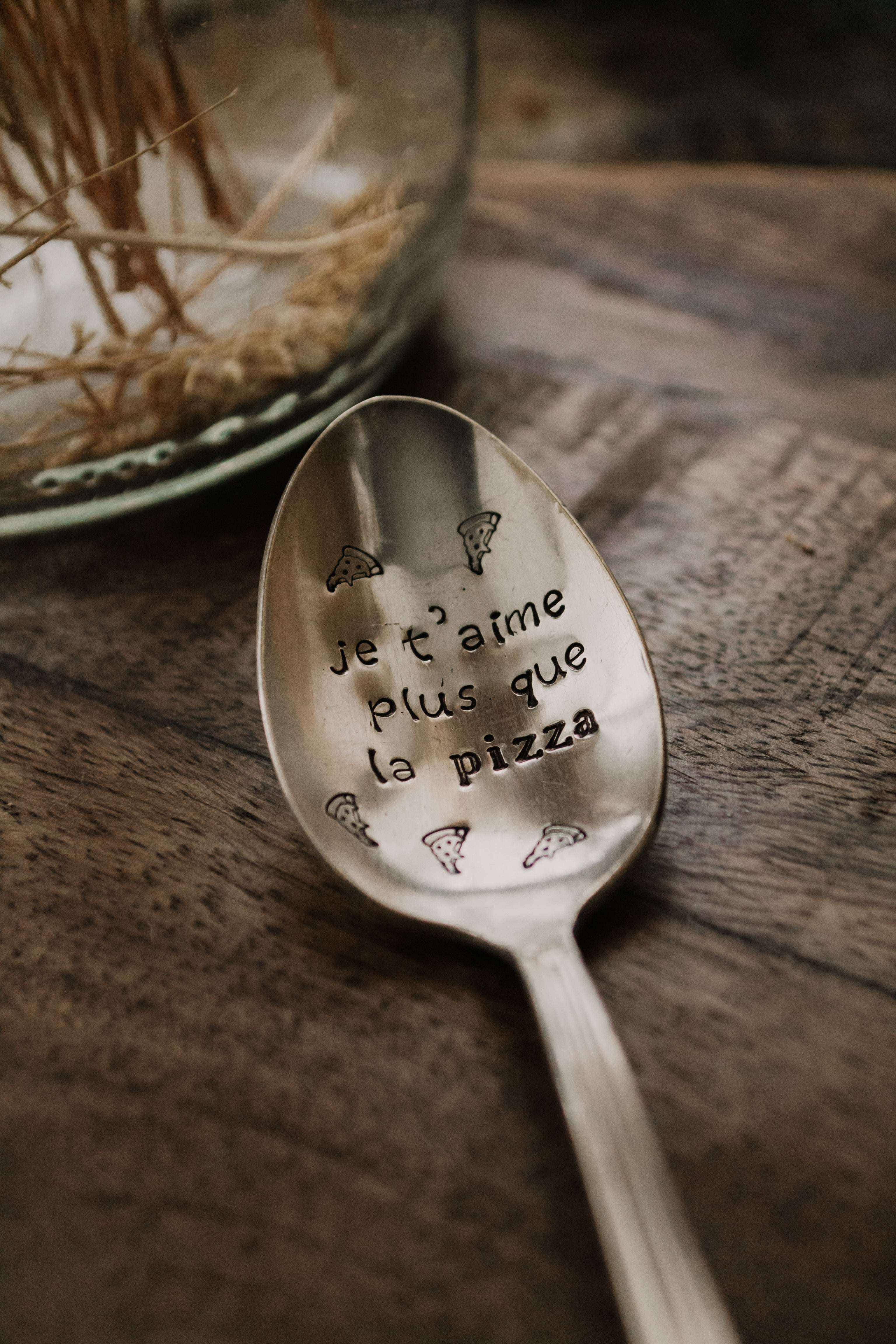 Cuillère " je t'aime plus que la pizza" - sous le sable design - grisbleu