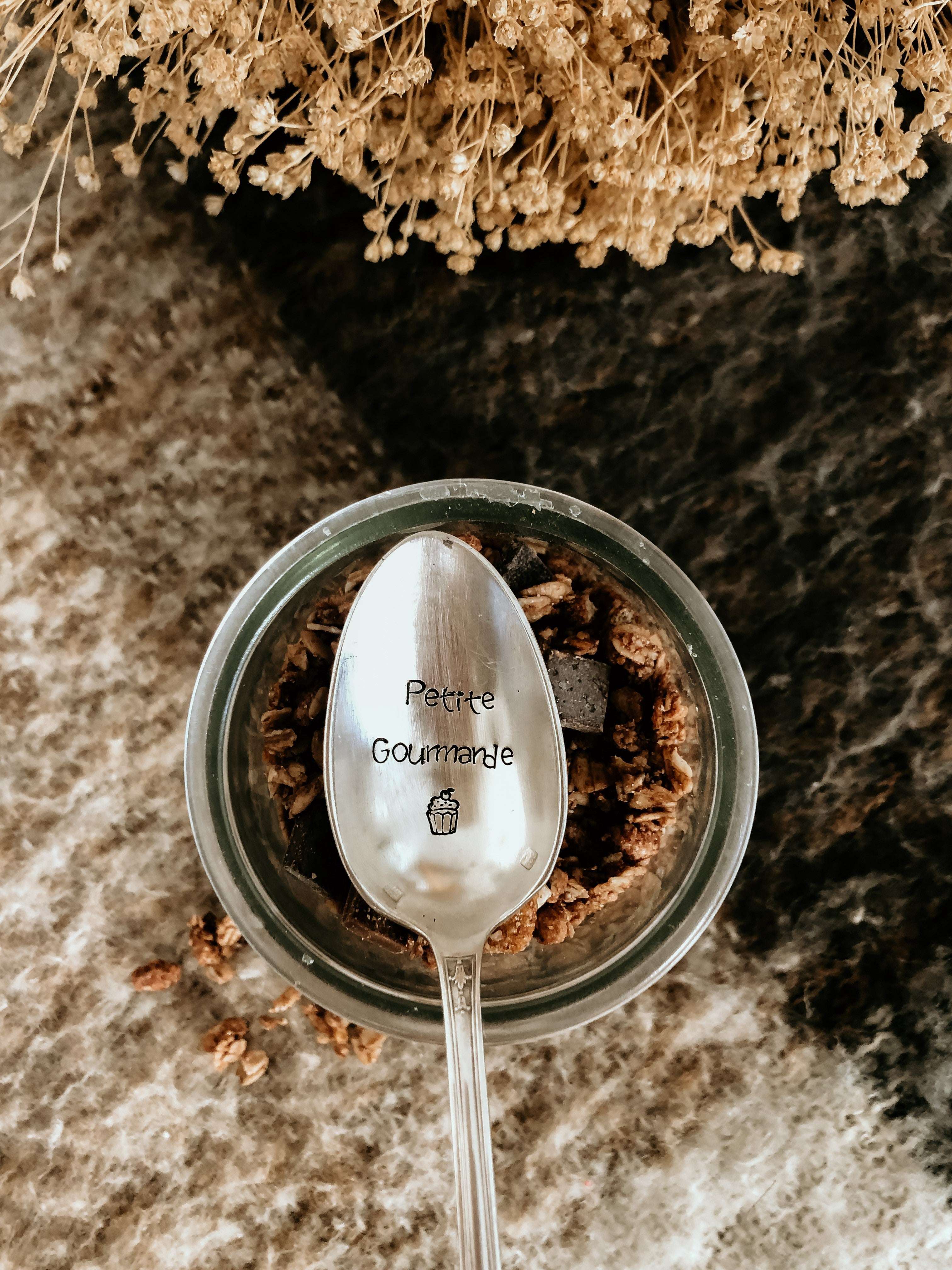 Cuillère à café gravée à la main - petite gourmande - sous le sable design - grisbleu