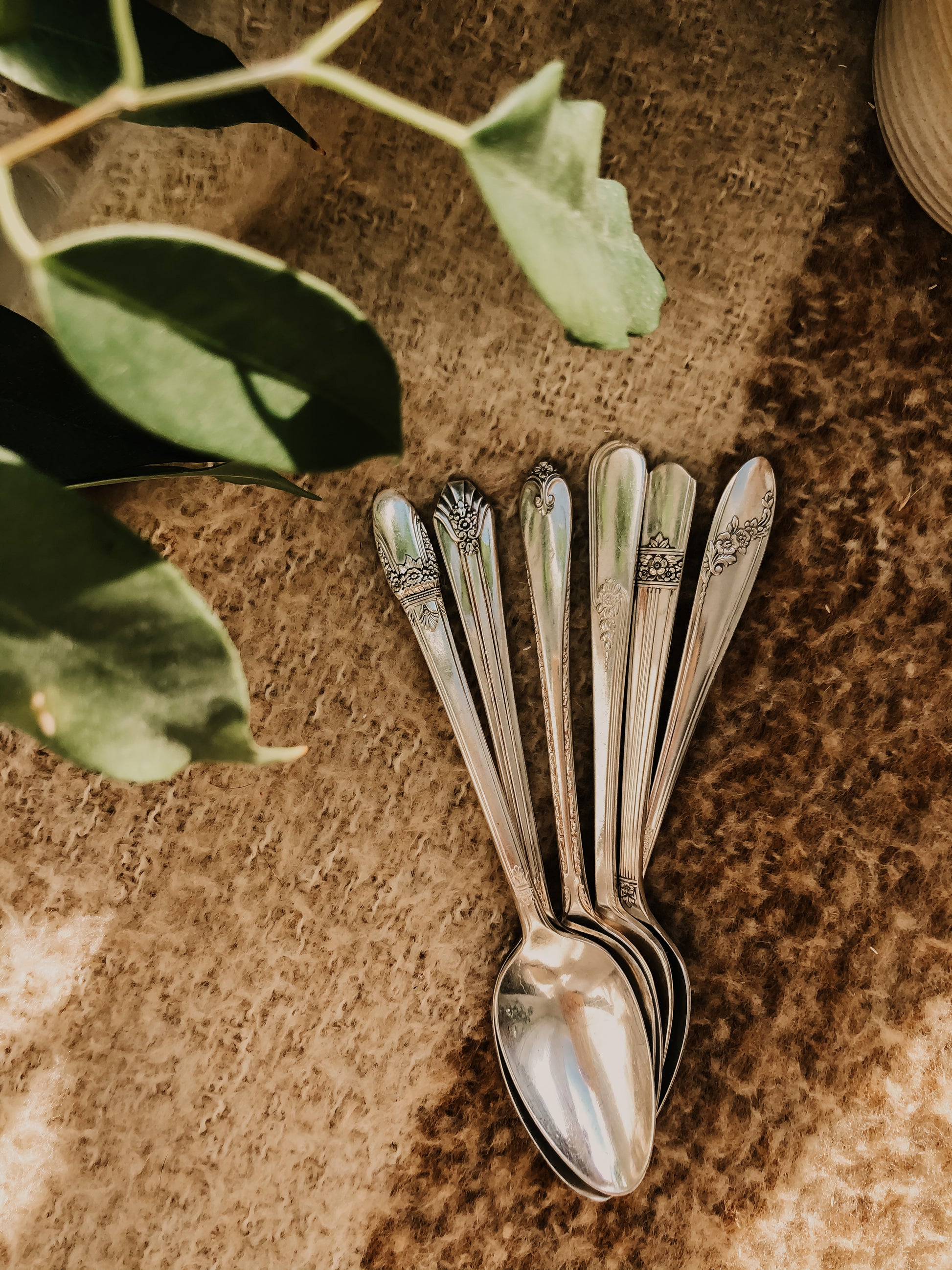 Personnalisation cuillère à café avec manche fleuri - sous le sable design - grisbleu
