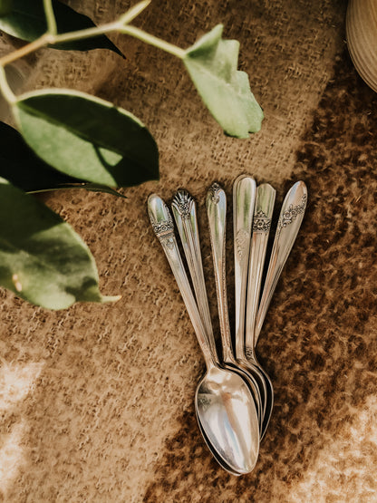 Personnalisation cuillère à café avec manche fleuri - sous le sable design - grisbleu