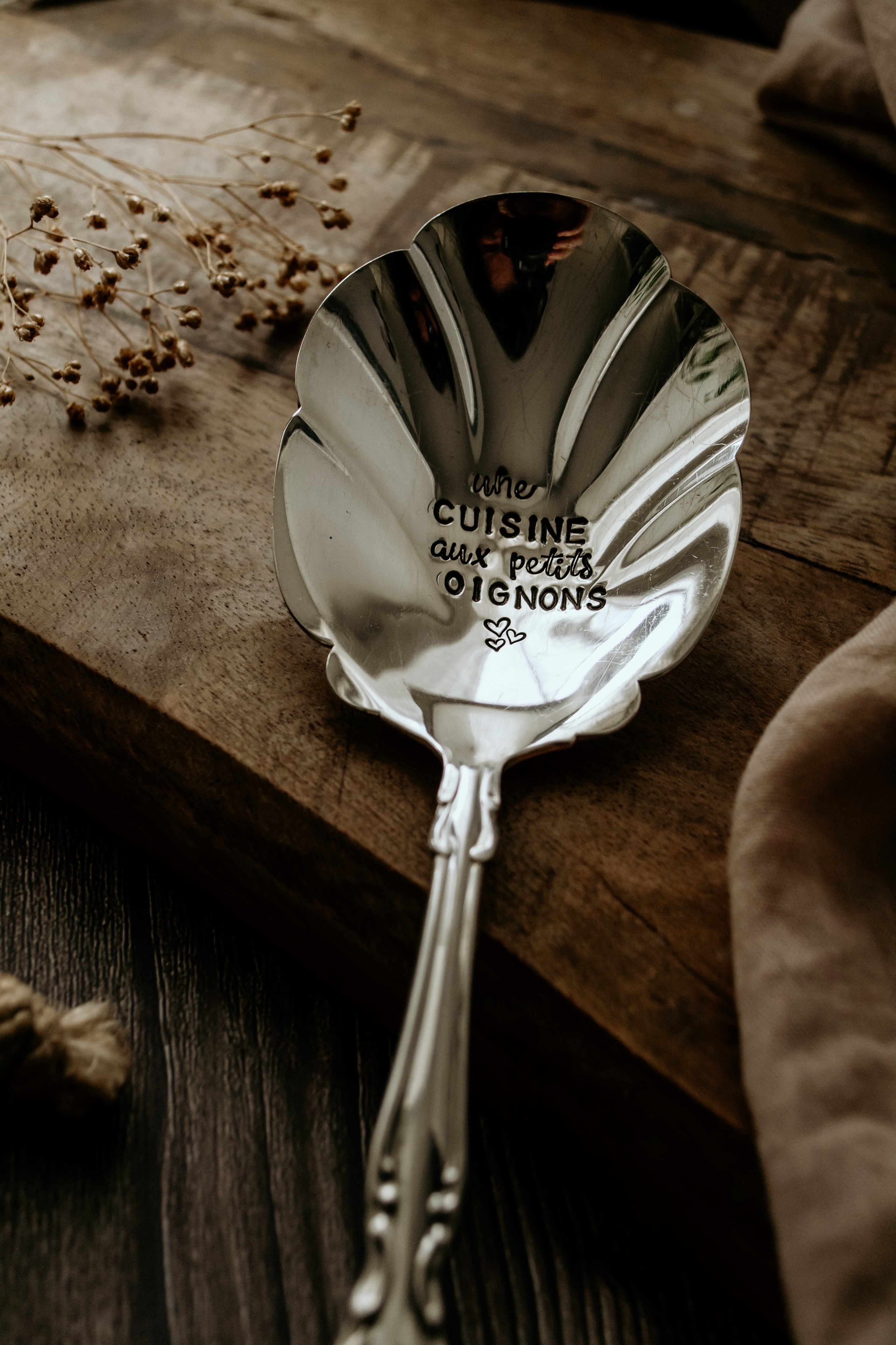 Grande cuillère atypique "une cuisine aux petits oignons" - sous le sable design - grisbleu