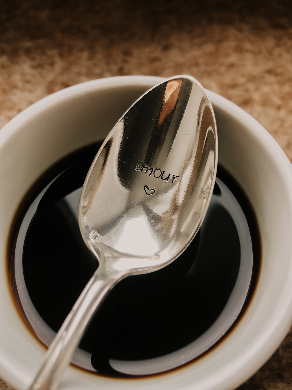 Cuillère à café gravée à la main - amour - sous le sable design - grisbleu