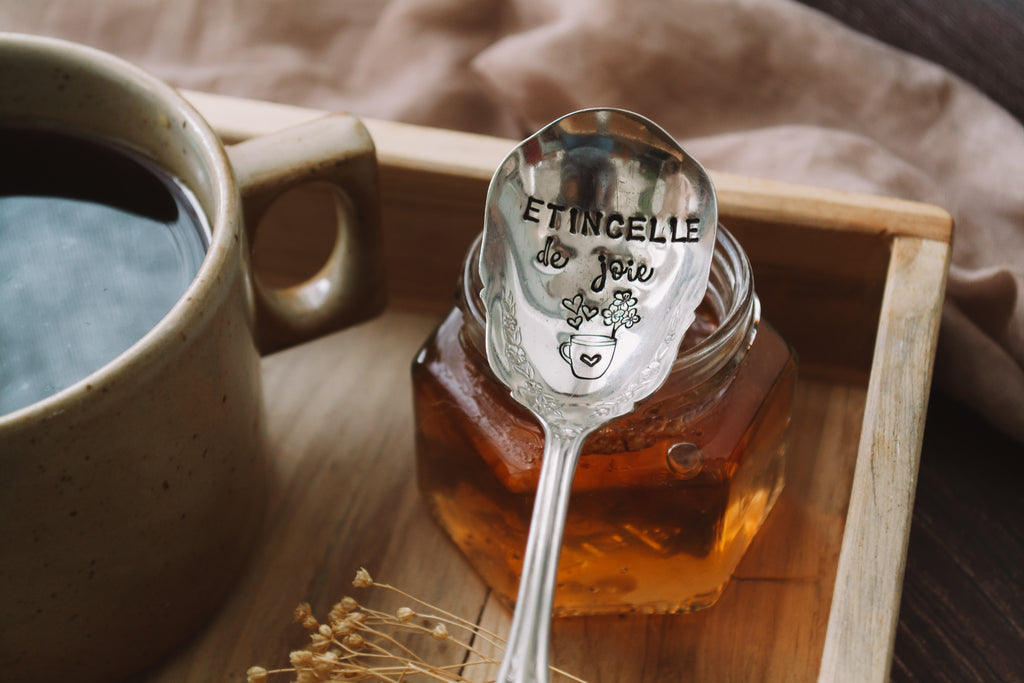 petit déjeuner avec café confiture et cuillère gravée "étincelle de joie" - sous le sable design 