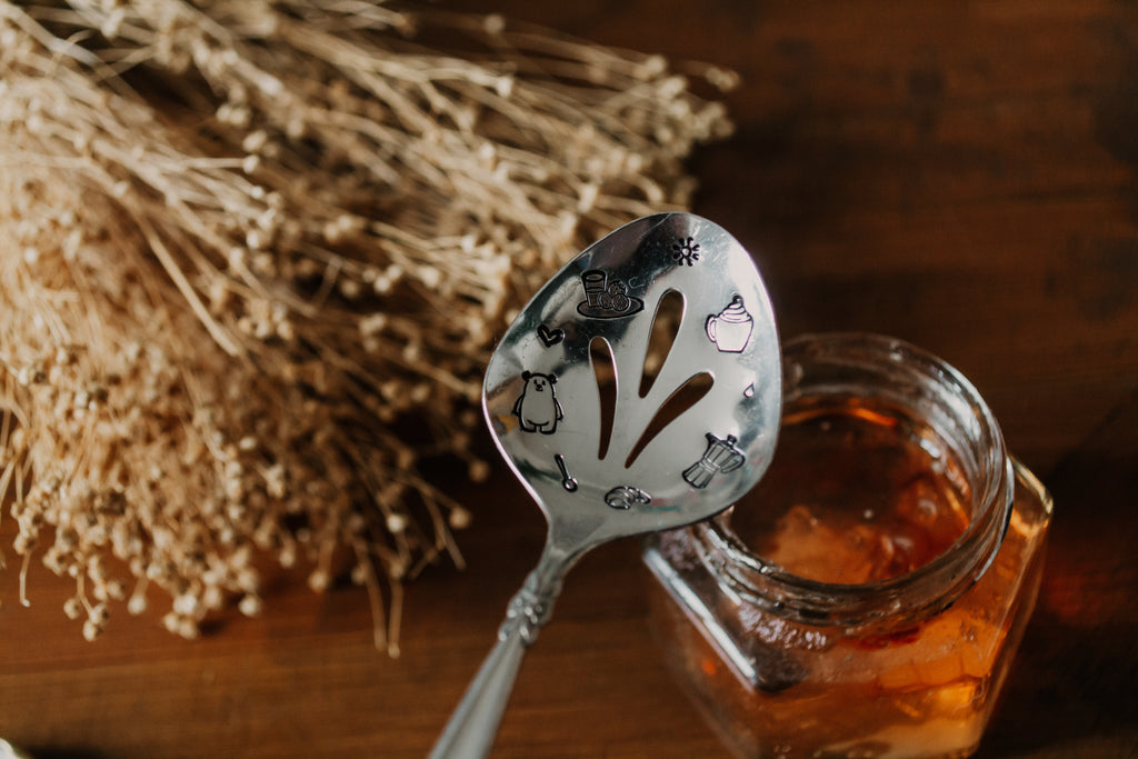 Cuillère atypique gravée avec des motifs gourmands - sous le sable design - grisbleu