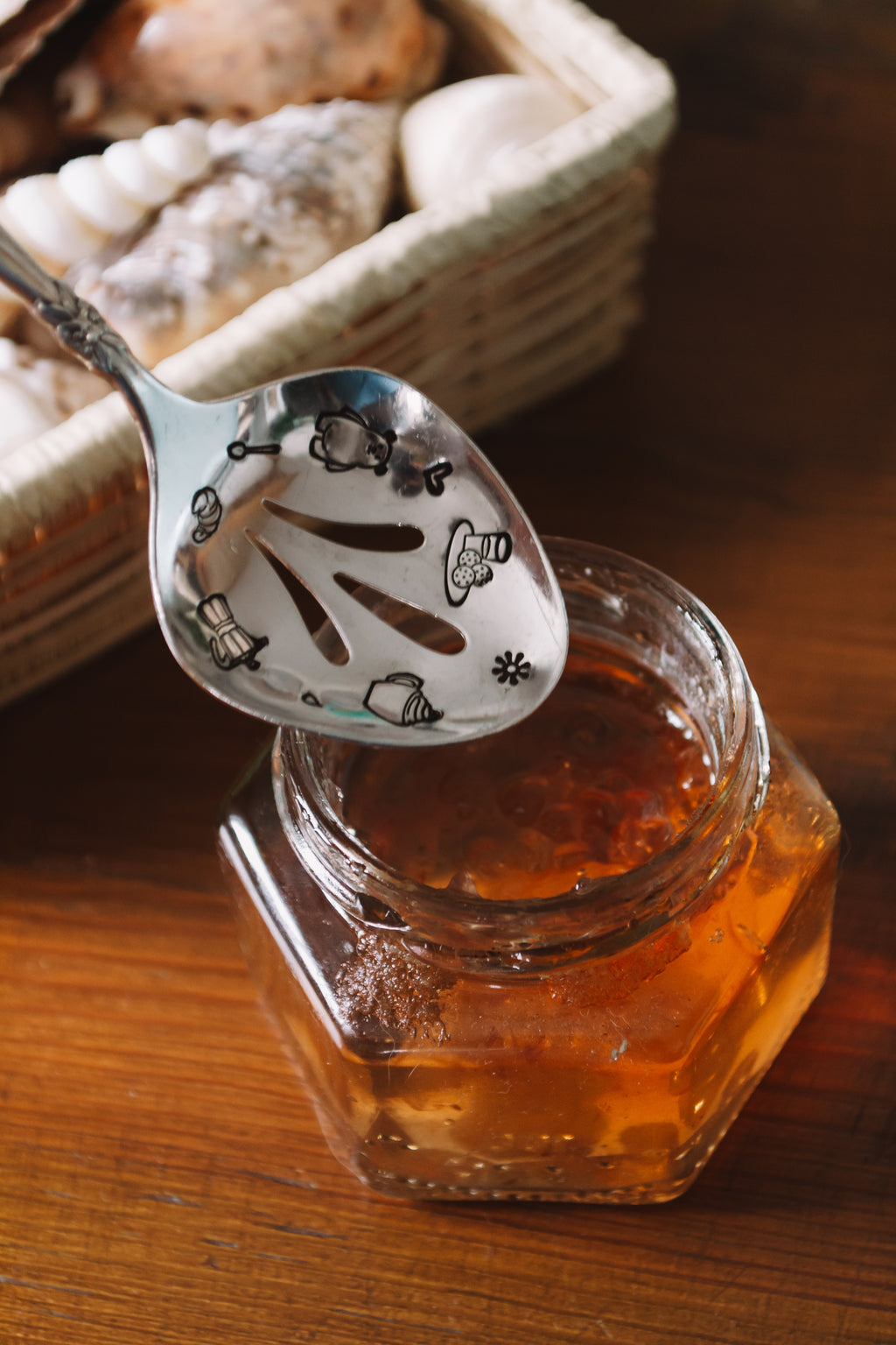 Cuillère atypique gravée avec des motifs gourmands - sous le sable design - grisbleu