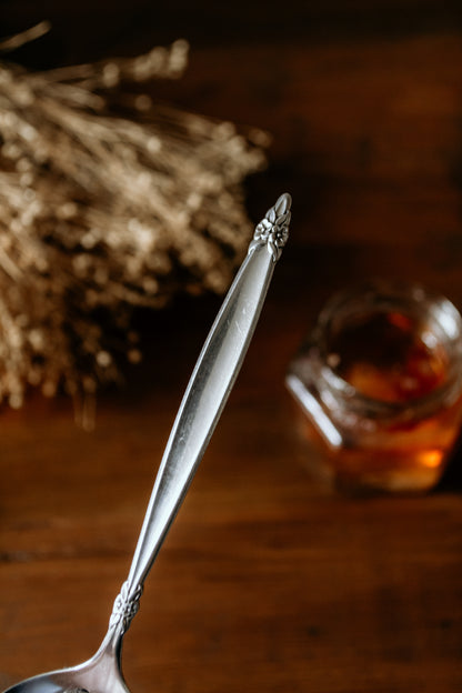 Cuillère atypique gravée avec des motifs gourmands - sous le sable design - grisbleu