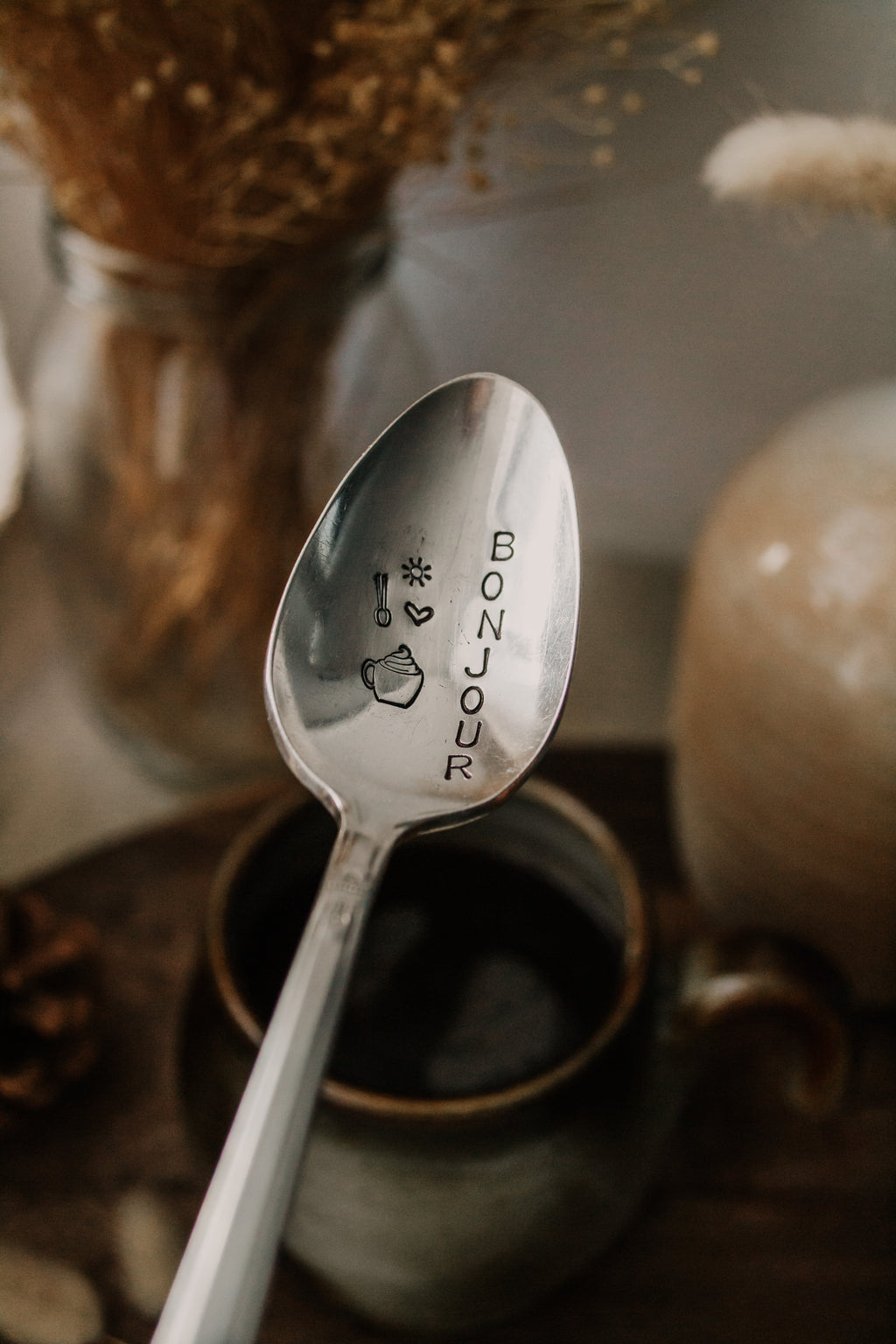 Cuillère "B O N J O U R" - sous le sable design - grisbleu