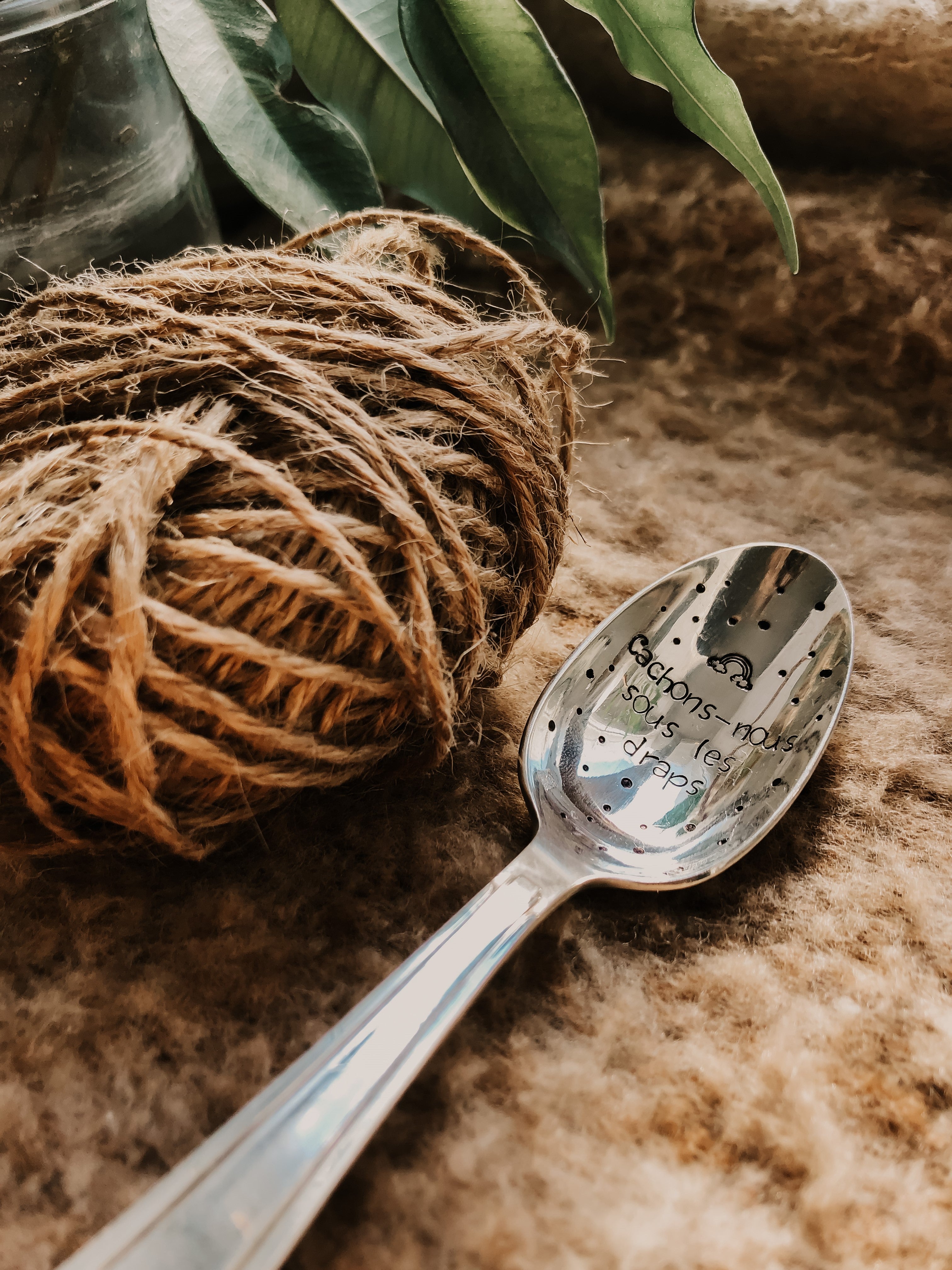 Cuillère à café - Cachons-nous sous les draps - sous le sable design - grisbleu