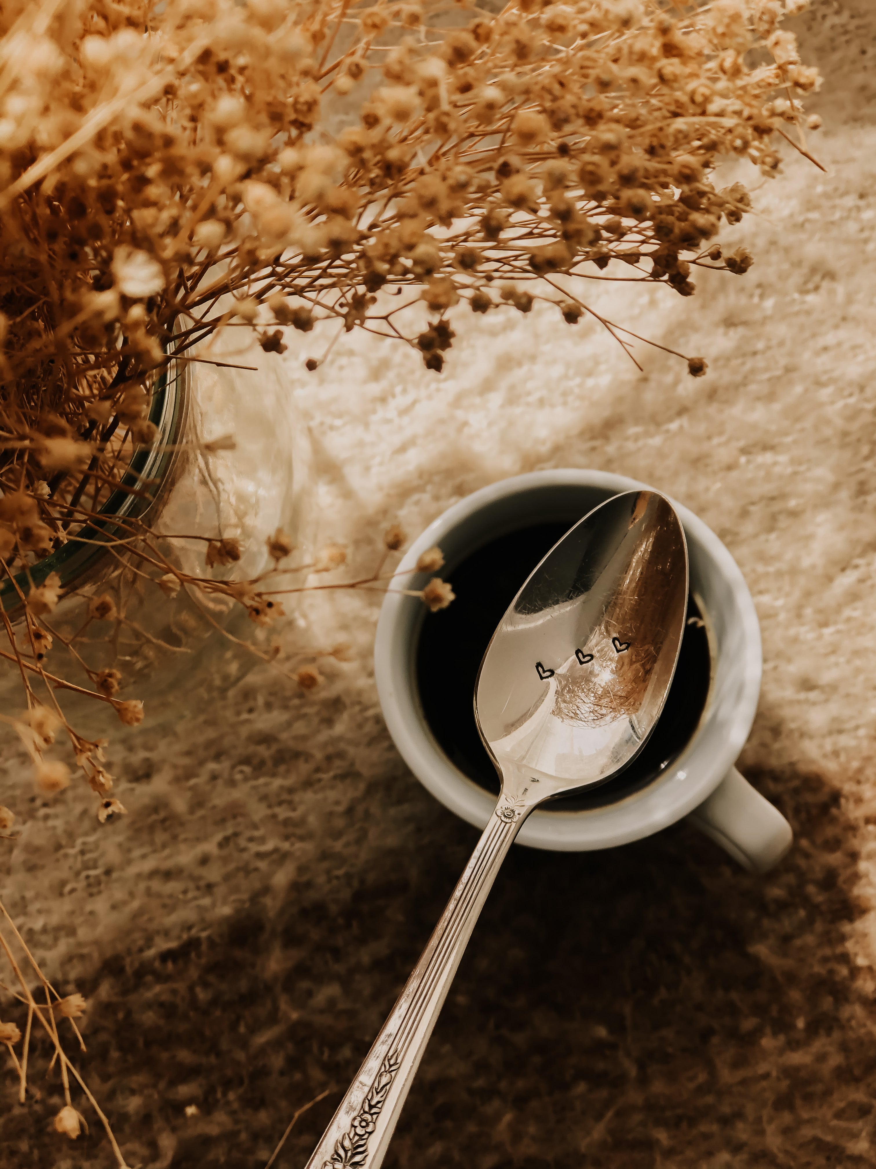 Cuillère à café gravée à la main -Petits cœurs - sous le sable design - grisbleu