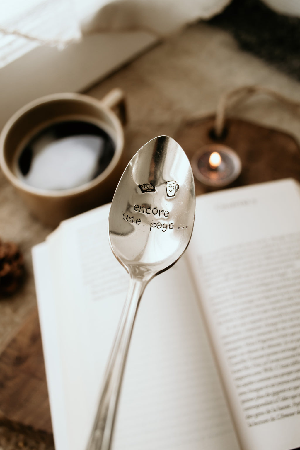 Cuillère "Encore une page ..." - sous le sable design - grisbleu