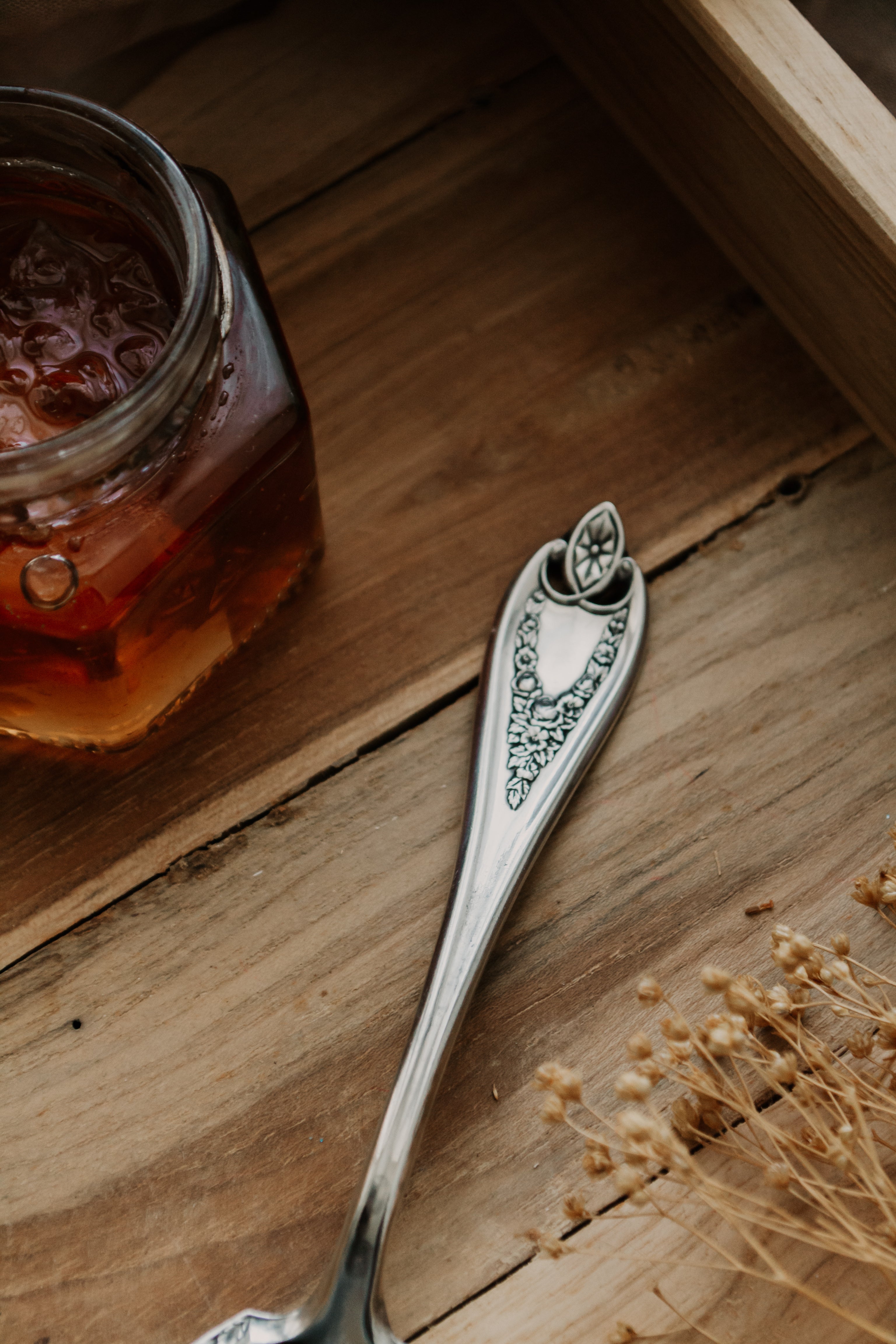 Manche de cuillère sur plateau avec pot de confiture