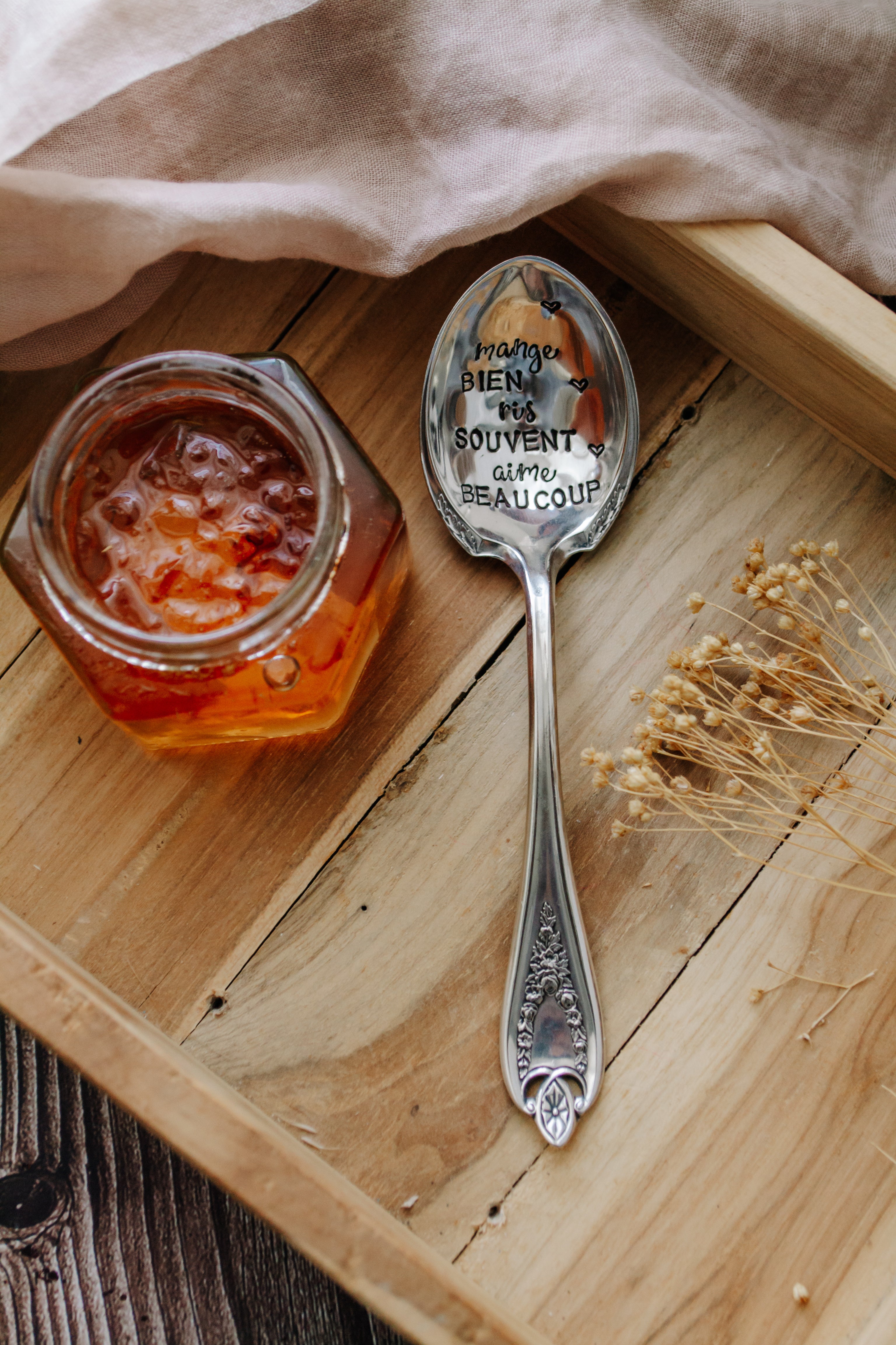 Plateau de petit-déjeuner avec pot de confiture et cuillère gravée à la main