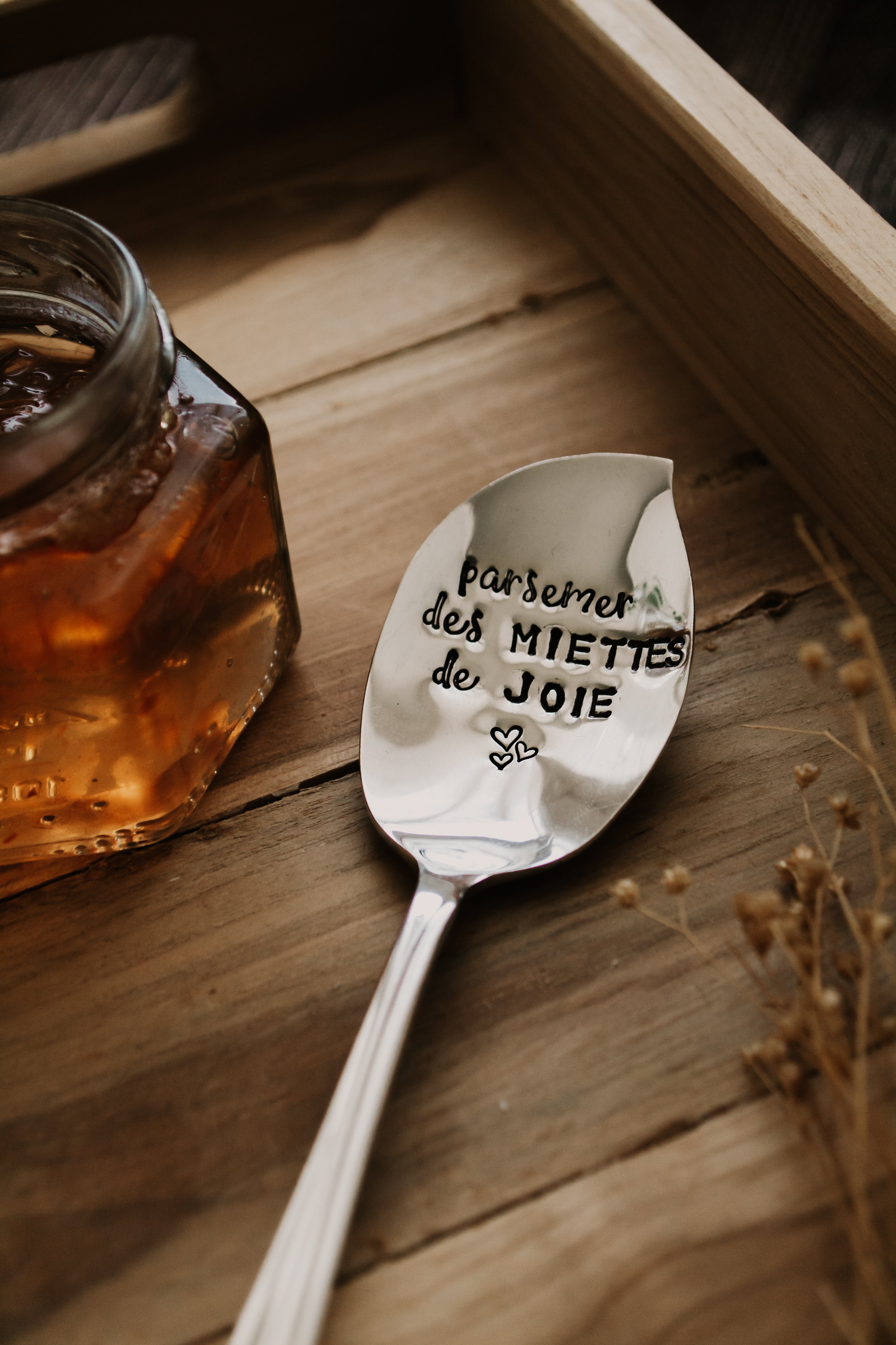 Cuillère atypique "Parsemer des miettes de joie" - sous le sable design - grisbleu