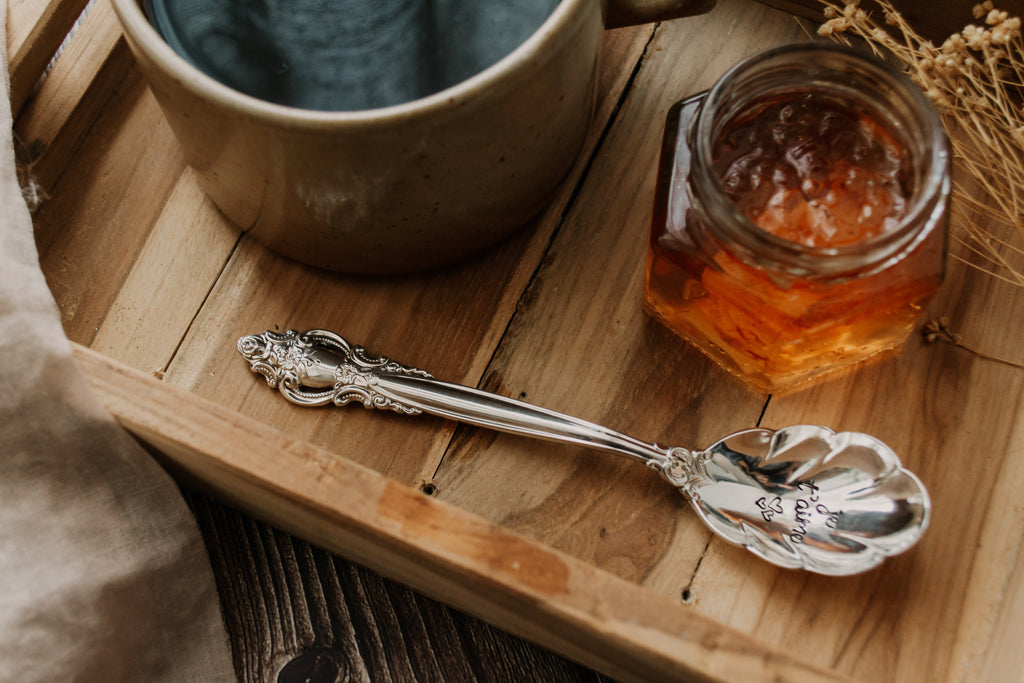 Table petit-déjeuner avec confiture, café et cuillère coquillage gravée "je t'aime"