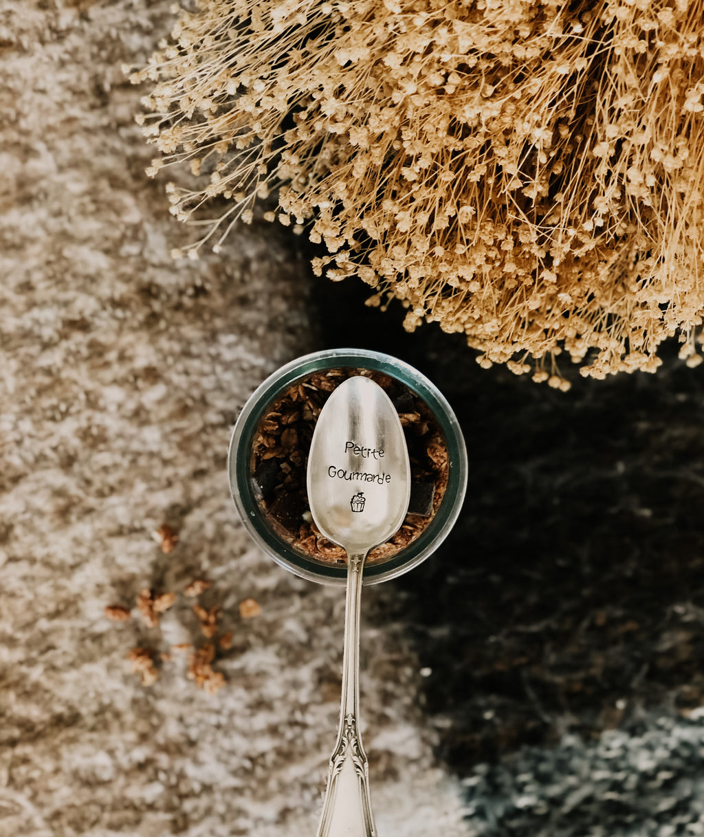 Cuillère à café gravée à la main - petite gourmande - sous le sable design - grisbleu