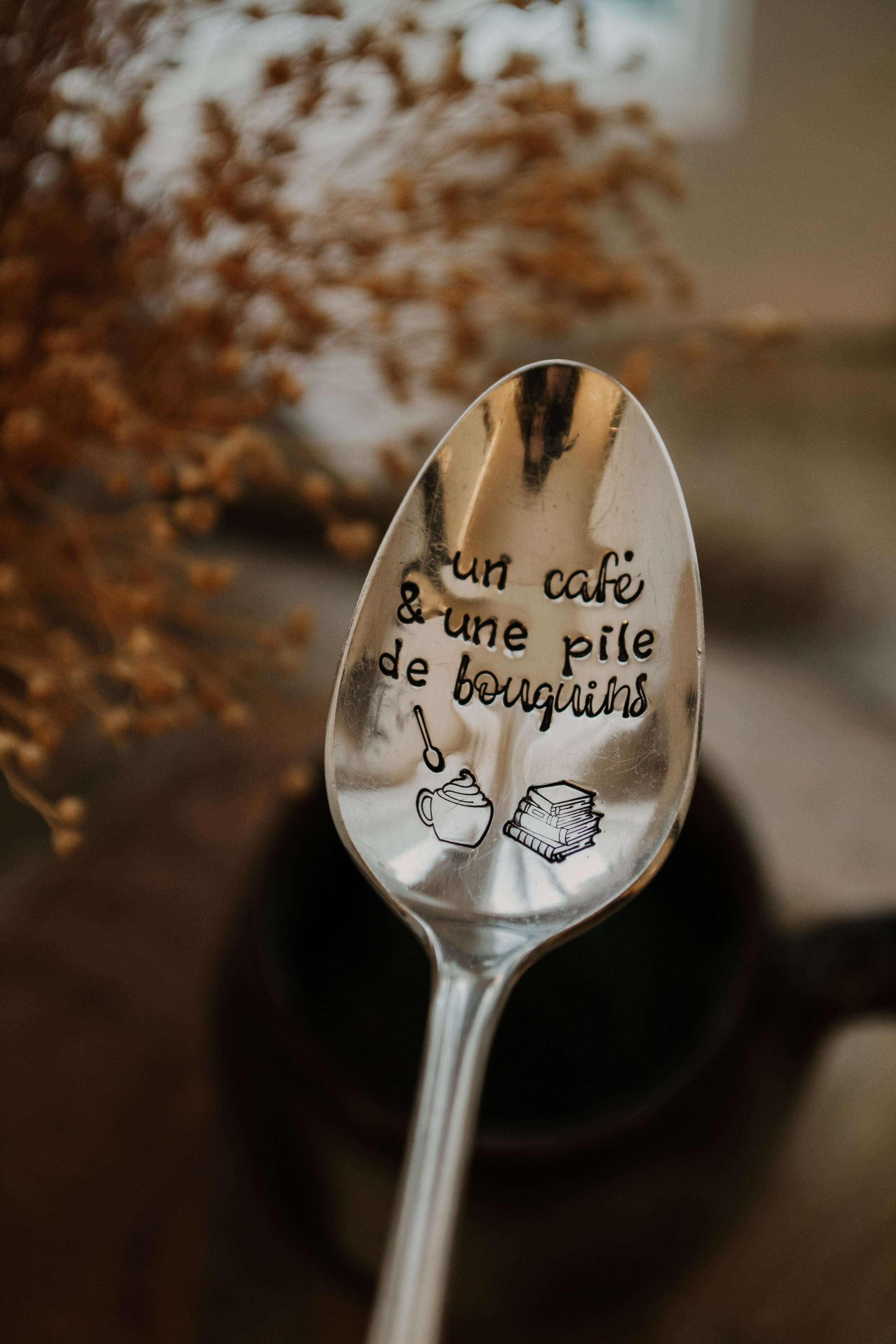 Cuillère à café "un café & une pile de bouquins" - sous le sable design - grisbleu