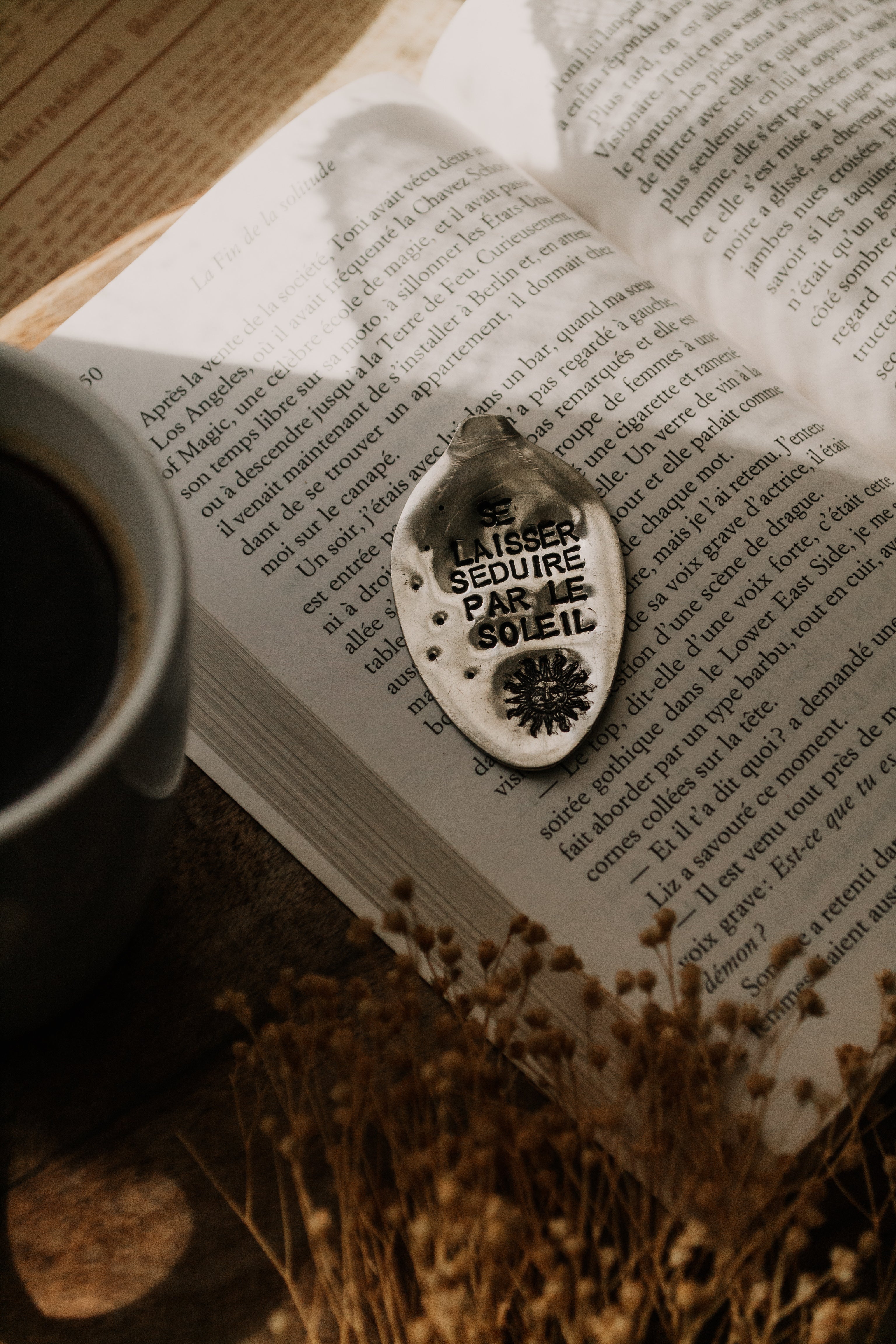 Douce pensée "Se laisser séduire par le soleil" - sous le sable design - grisbleu