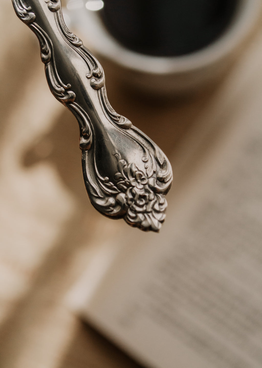 Porte-clé fleuri non gravé - sous le sable design - grisbleu