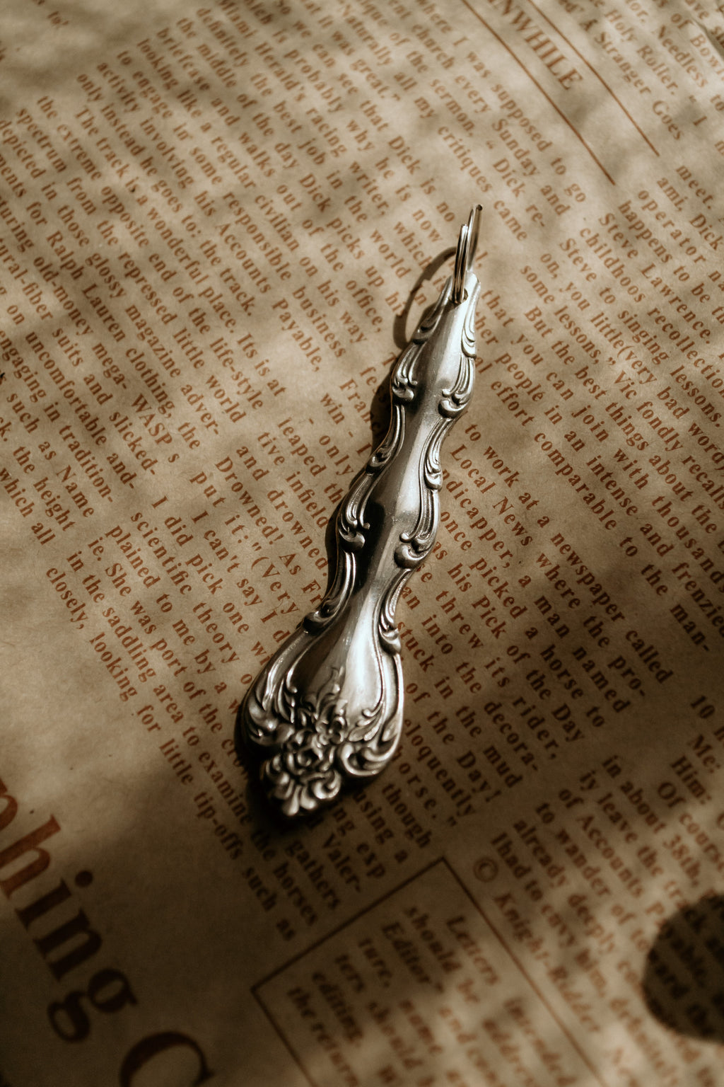 Porte-clé fleuri non gravé - sous le sable design - grisbleu