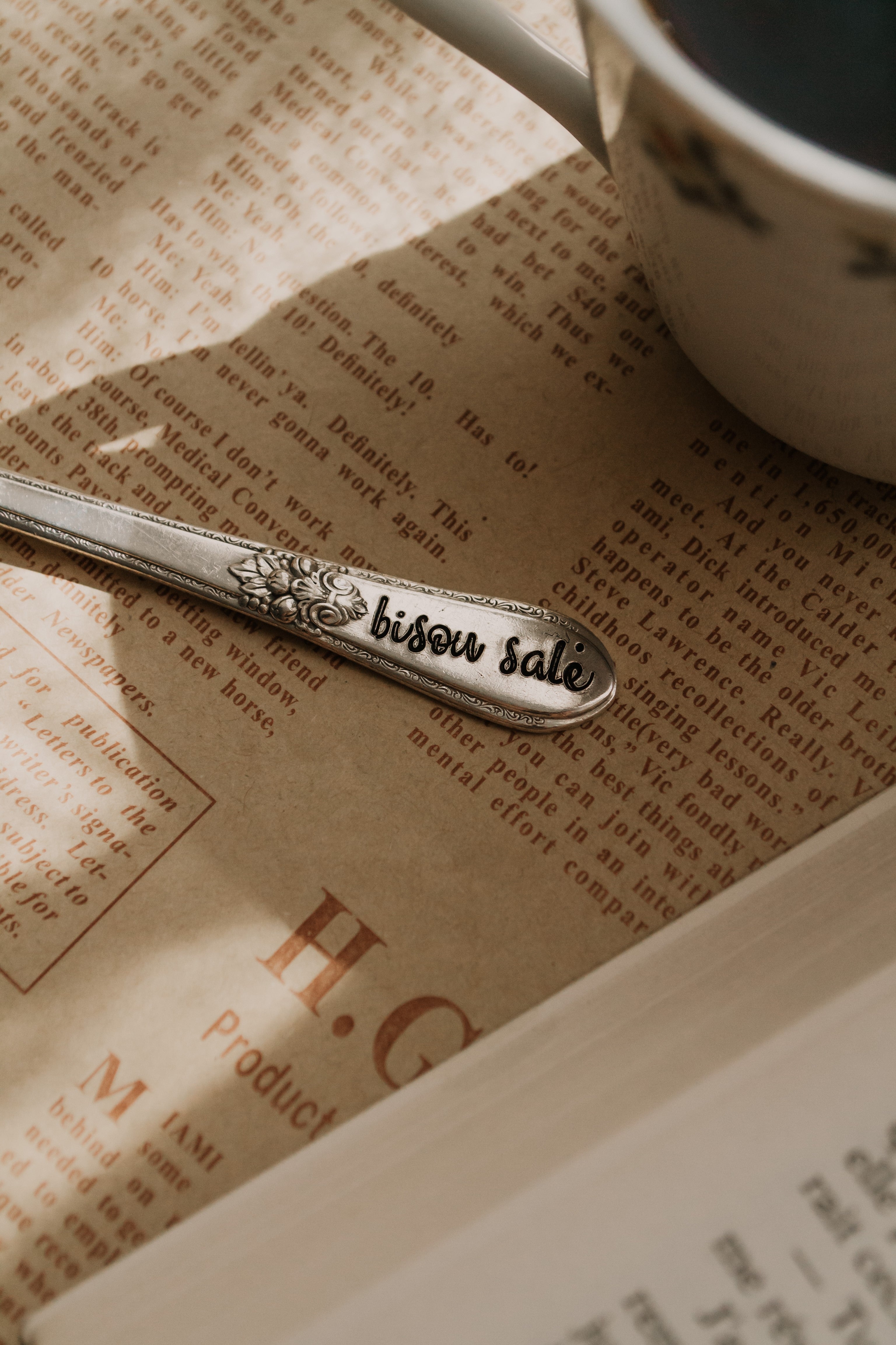 Porte-clé fleuri "bisou salé" - sous le sable design - grisbleu