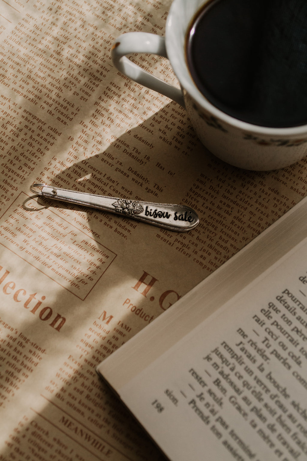 Porte-clé fleuri "bisou salé" - sous le sable design - grisbleu