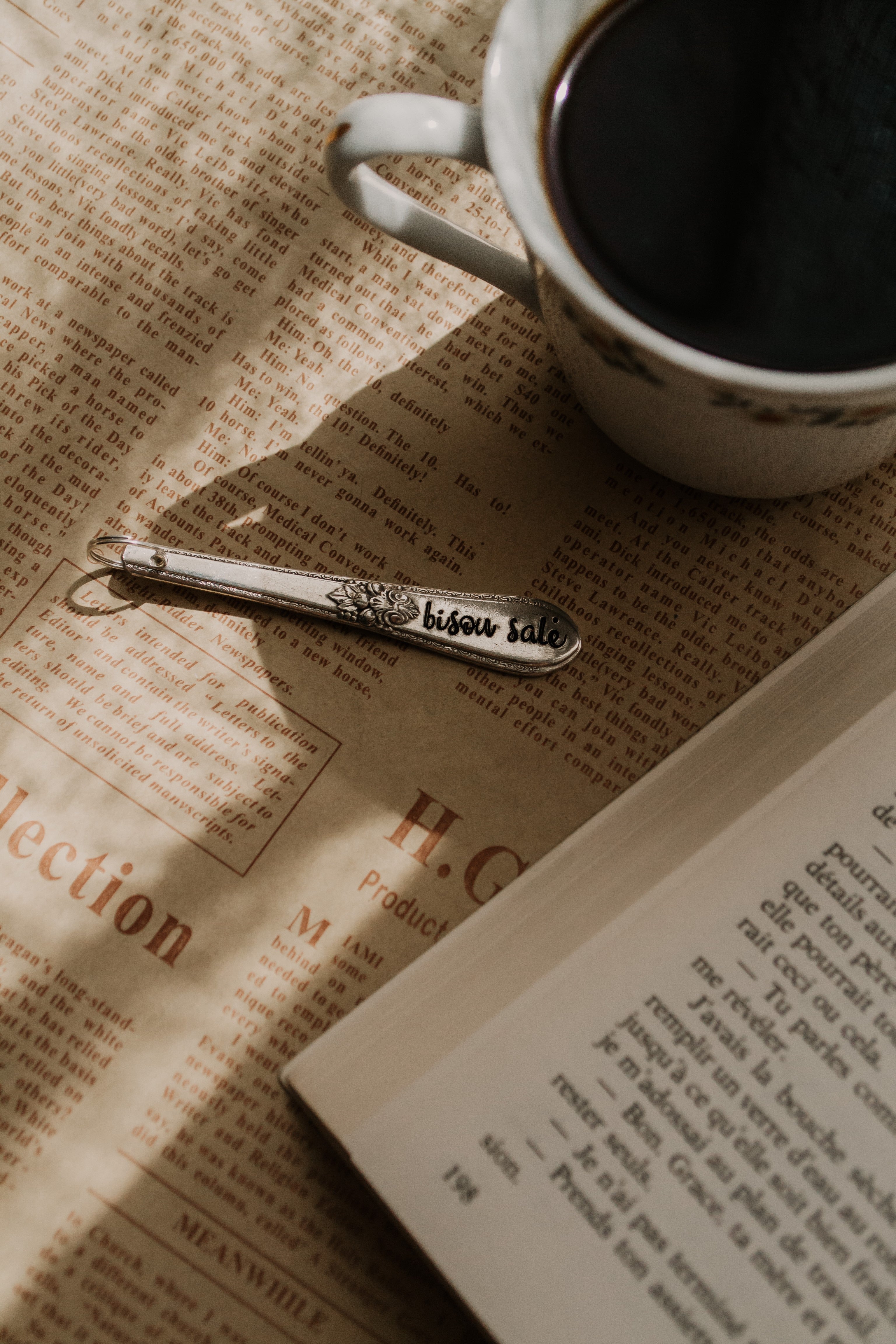 Porte-clé fleuri "bisou salé" - sous le sable design - grisbleu