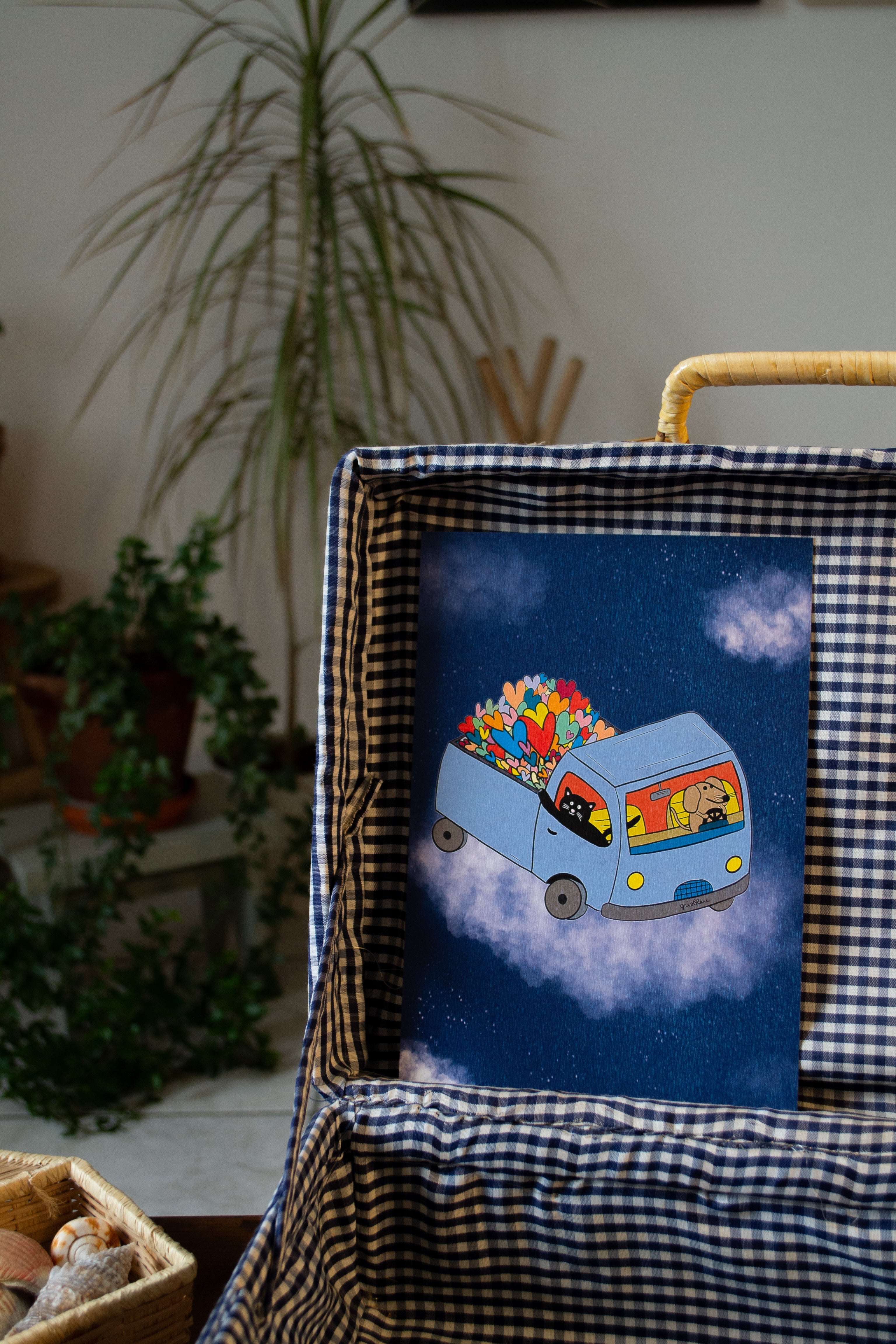 Photo de l'illustration "cargaison d'amour" dans une boîte avec plantes autour